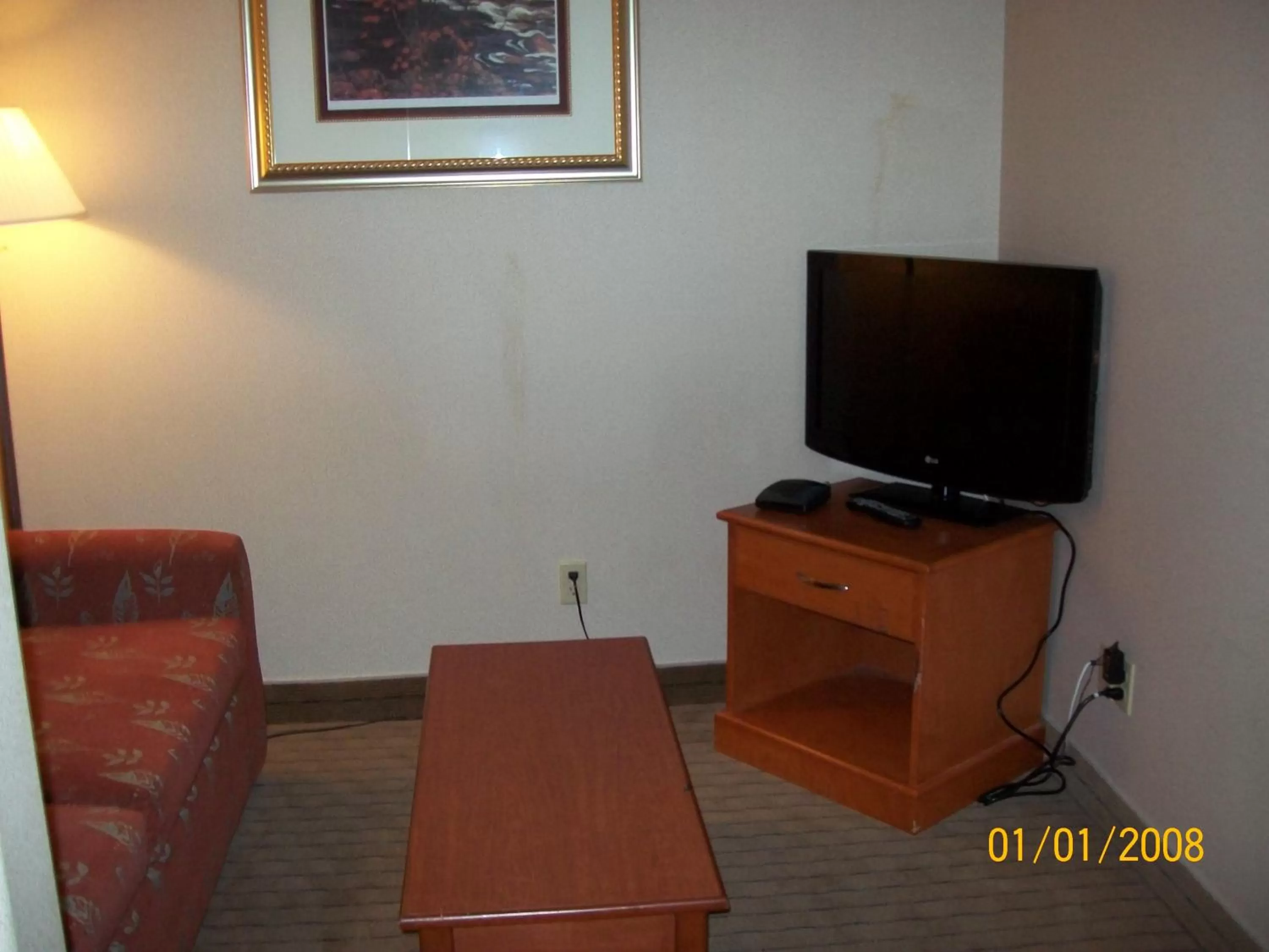 TV and multimedia in Days Inn by Wyndham Moose Jaw