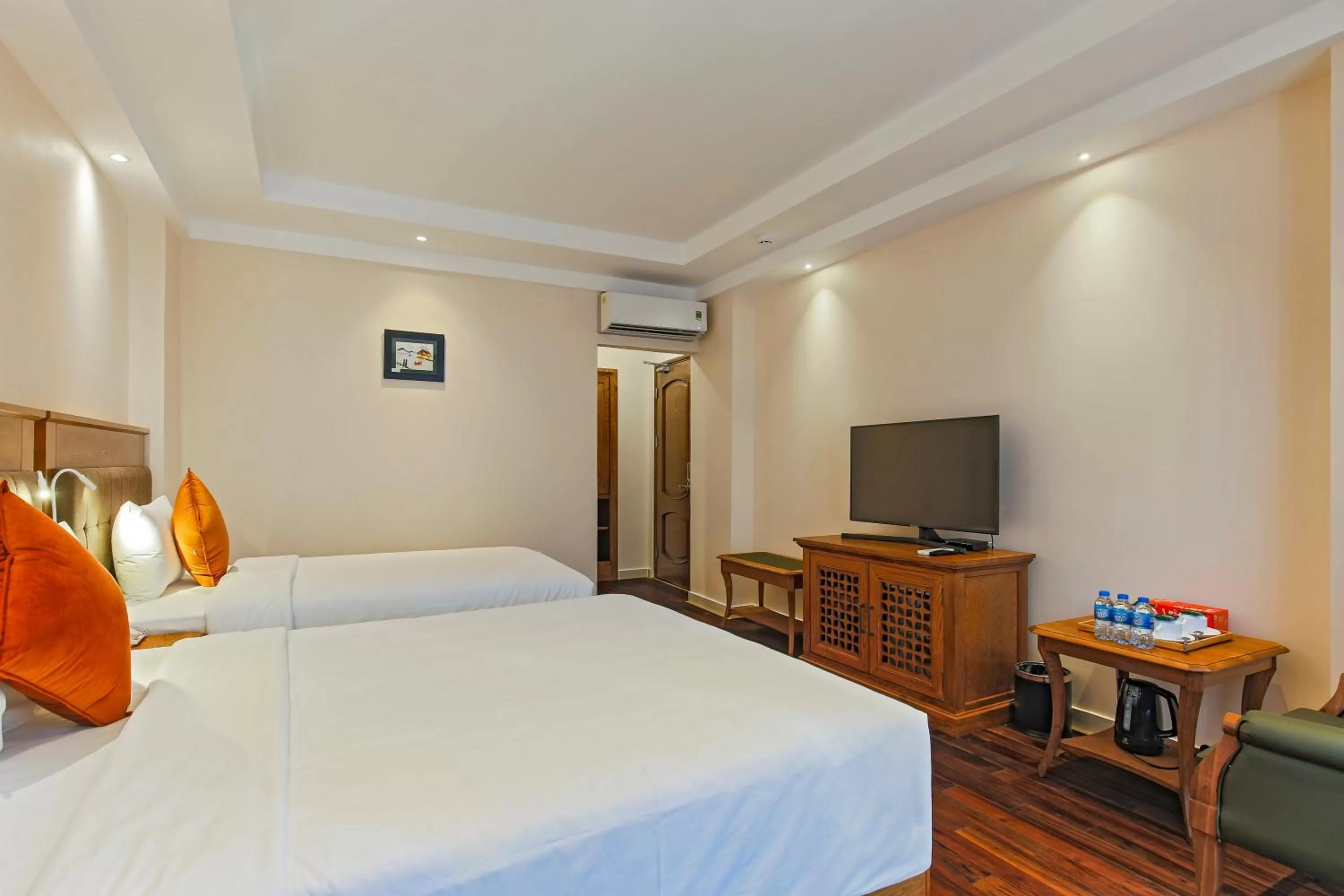 Communal lounge/ TV room, Bed in Hoang Lan Hotel