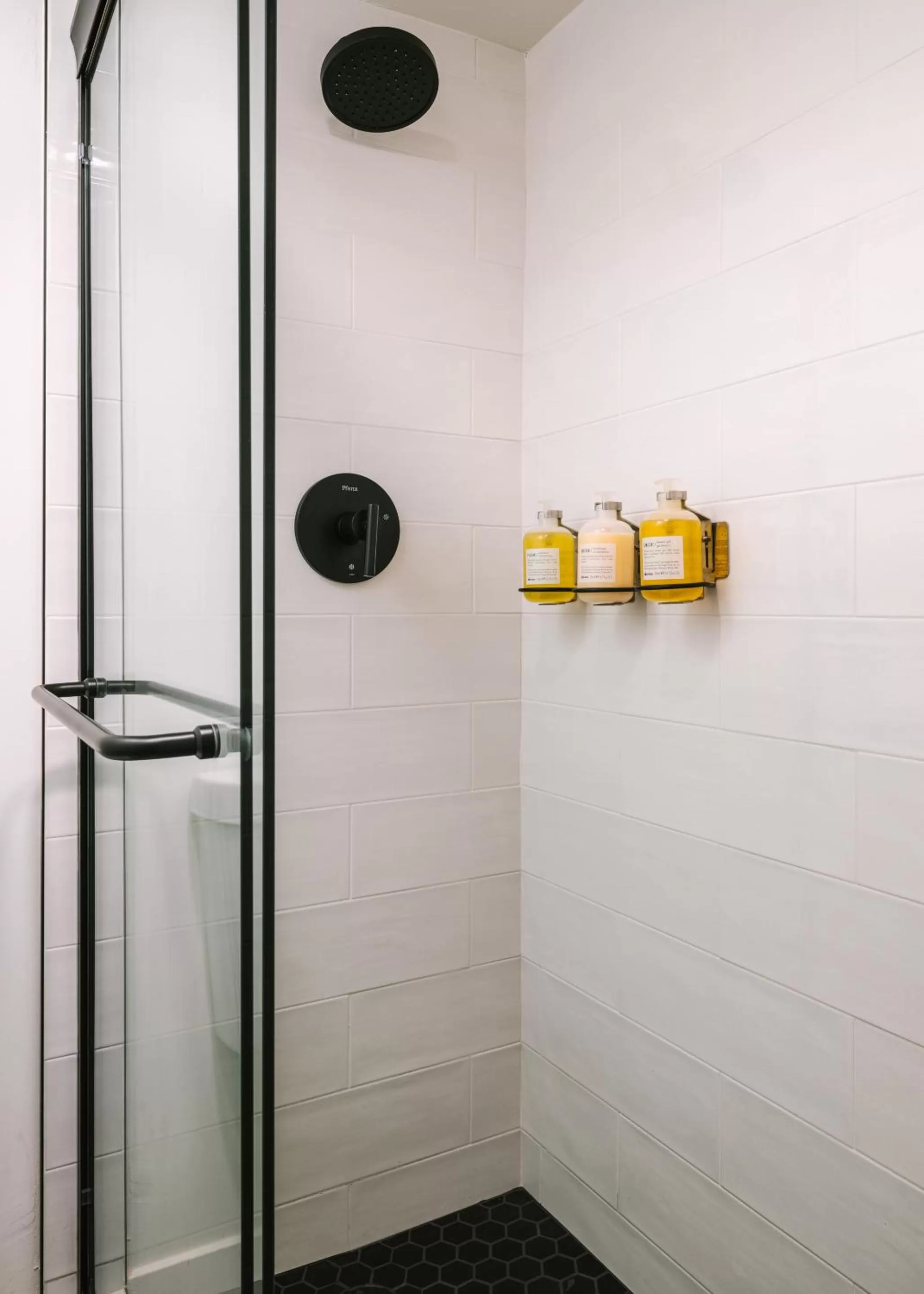 Living room, Bathroom in Sonder The Mariposa