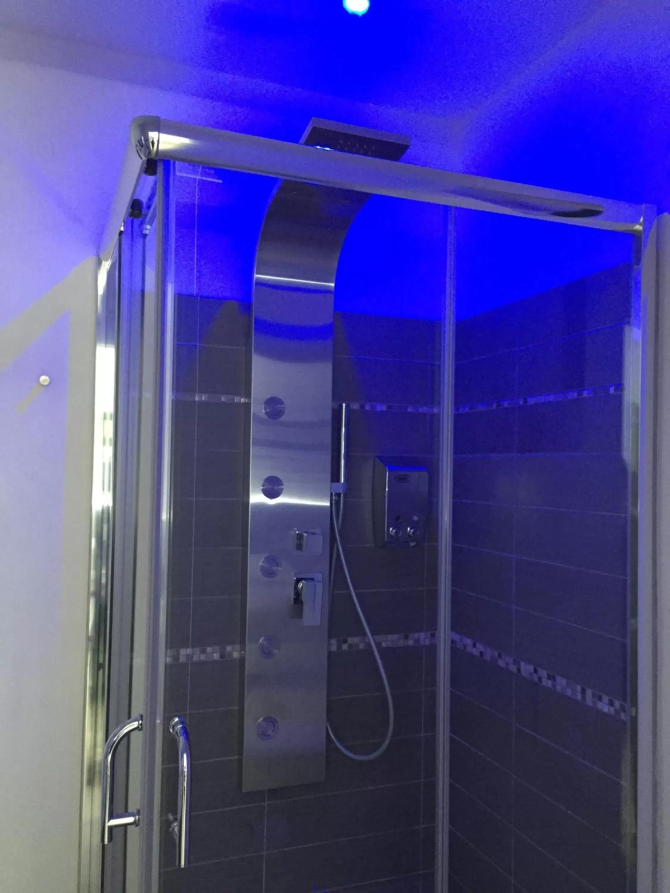 Shower in Flyingaway