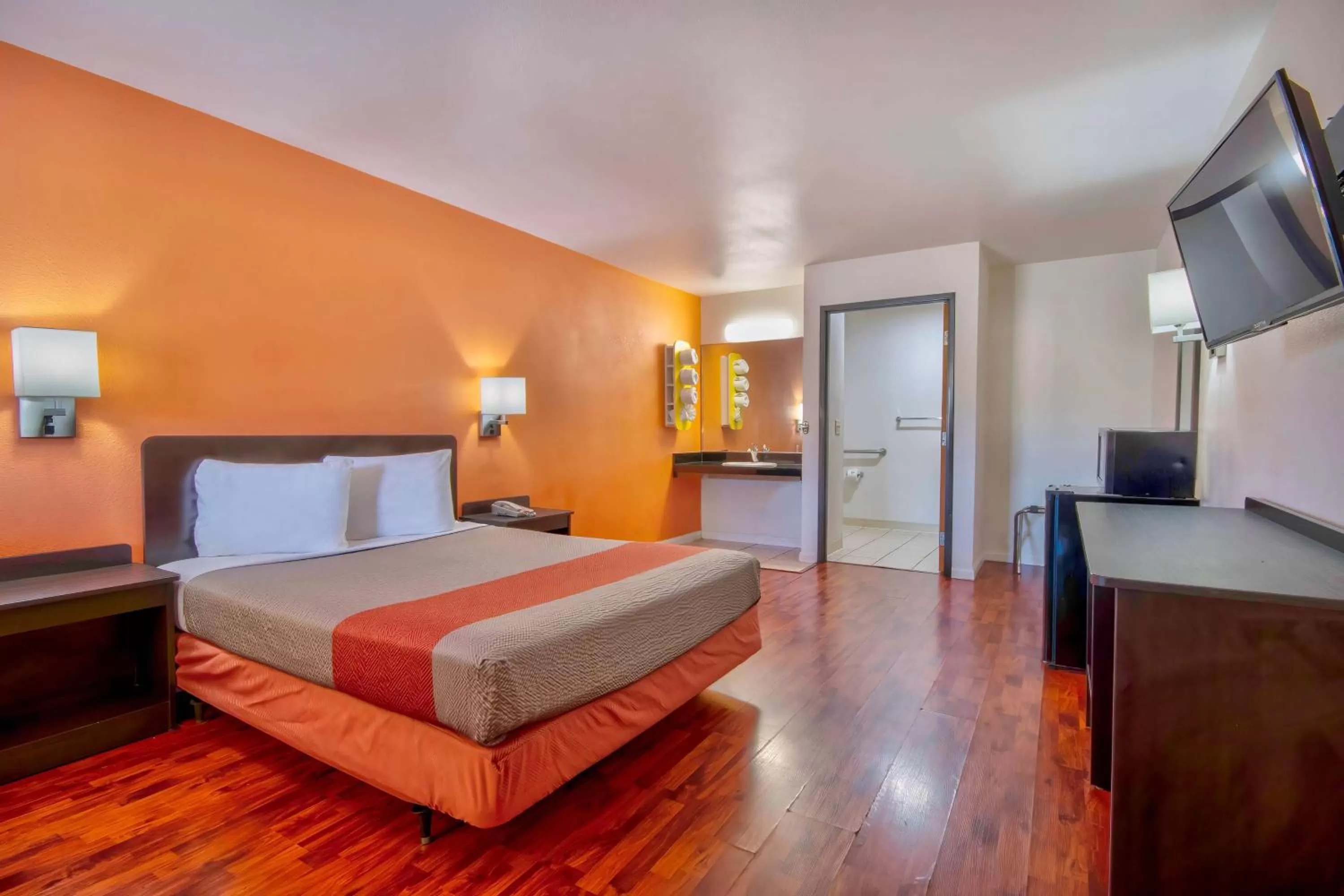 Queen Room - single occupancy - Disability Access - Non-Smoking in Motel 6-Santa Nella, CA - Los Banos