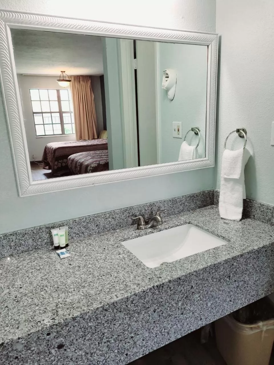 Bathroom in Best Price Motel & Suites