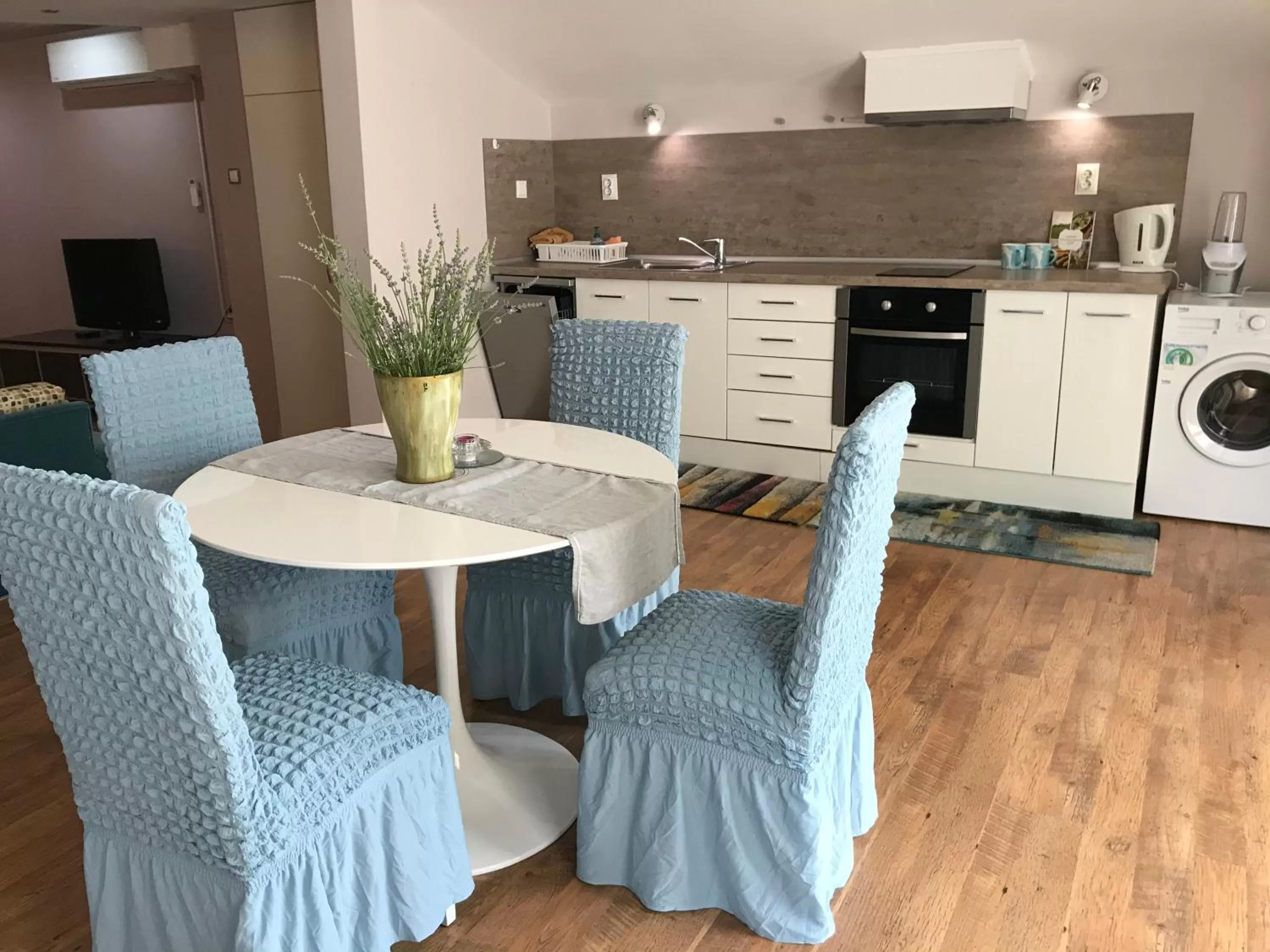 Coffee/tea facilities in White Rose Guest Rooms