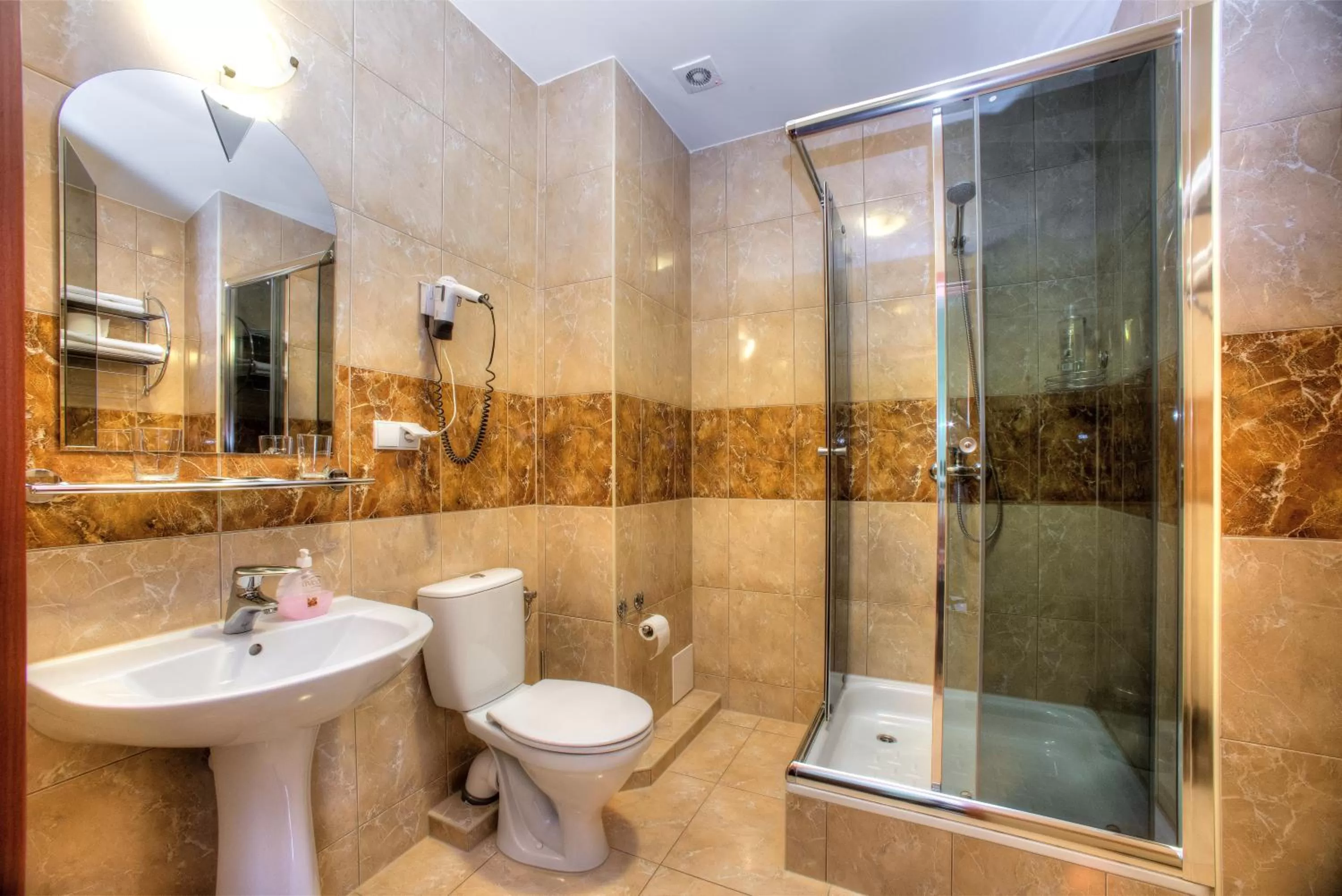 Shower in Hotel i Restauracja Bona