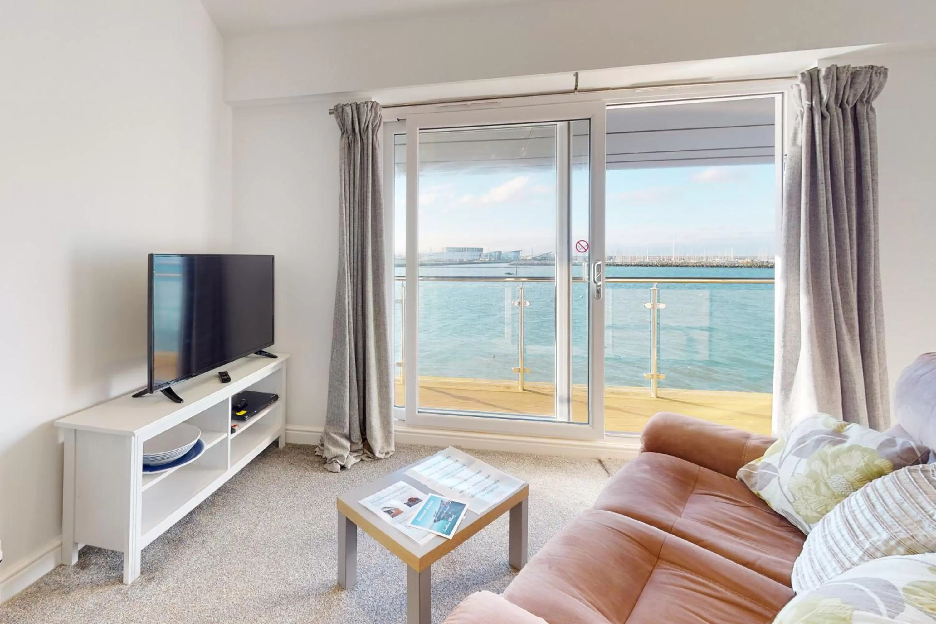 Communal lounge/ TV room in Crabbers' Wharf