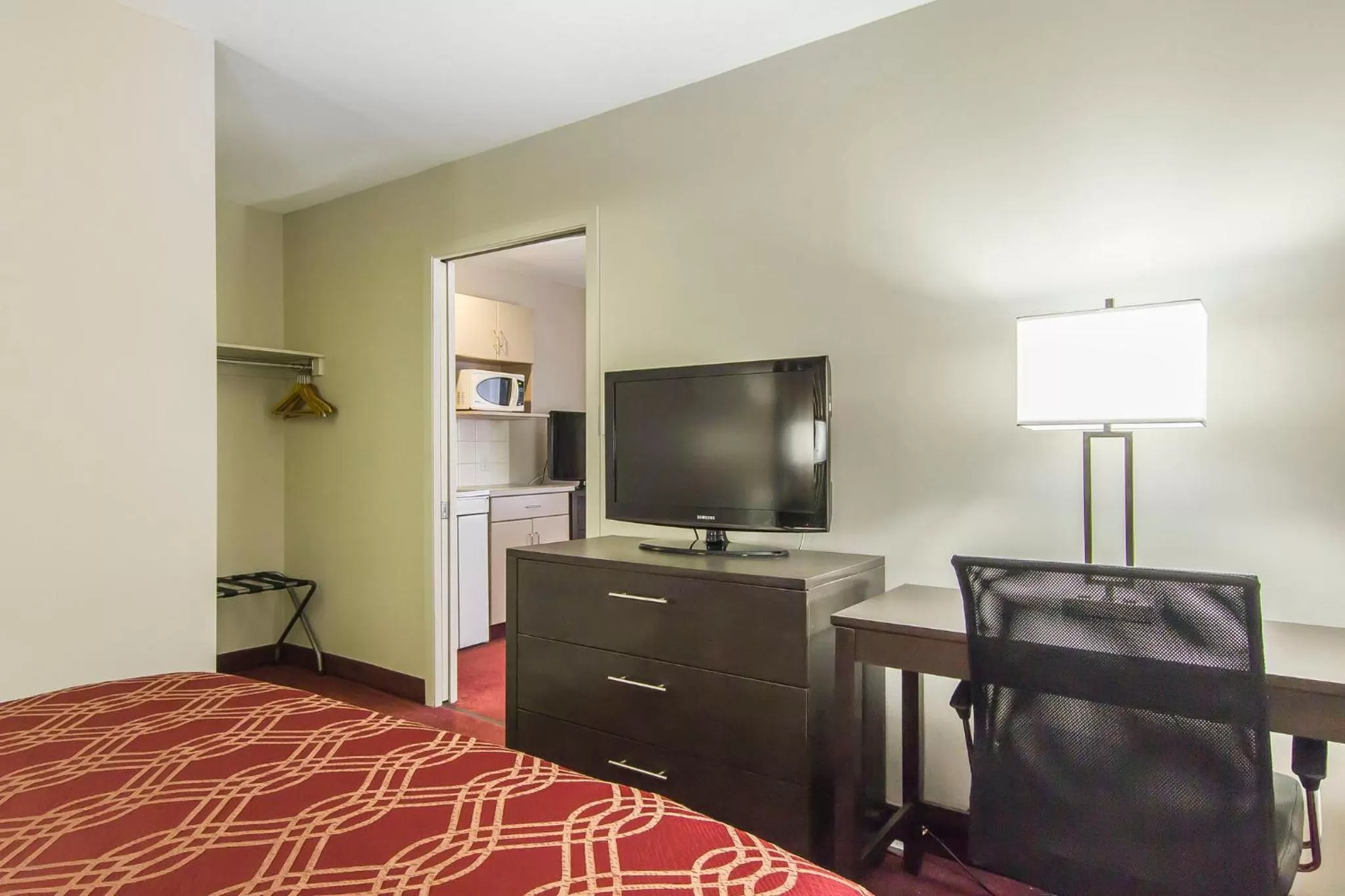 Communal lounge/ TV room, Bed in Econo Lodge Inn & Suites