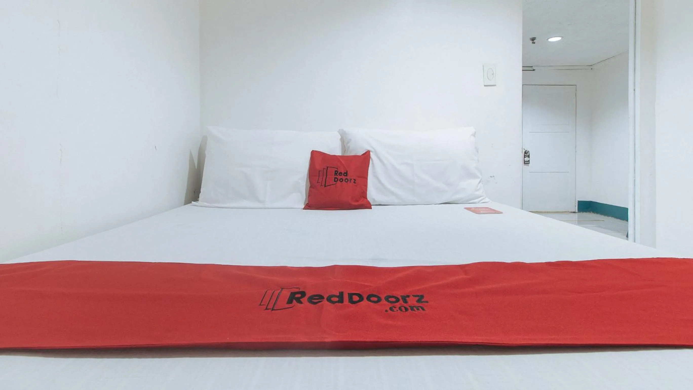 Photo of the whole room, Bed in RedDoorz at Crowne One Condo