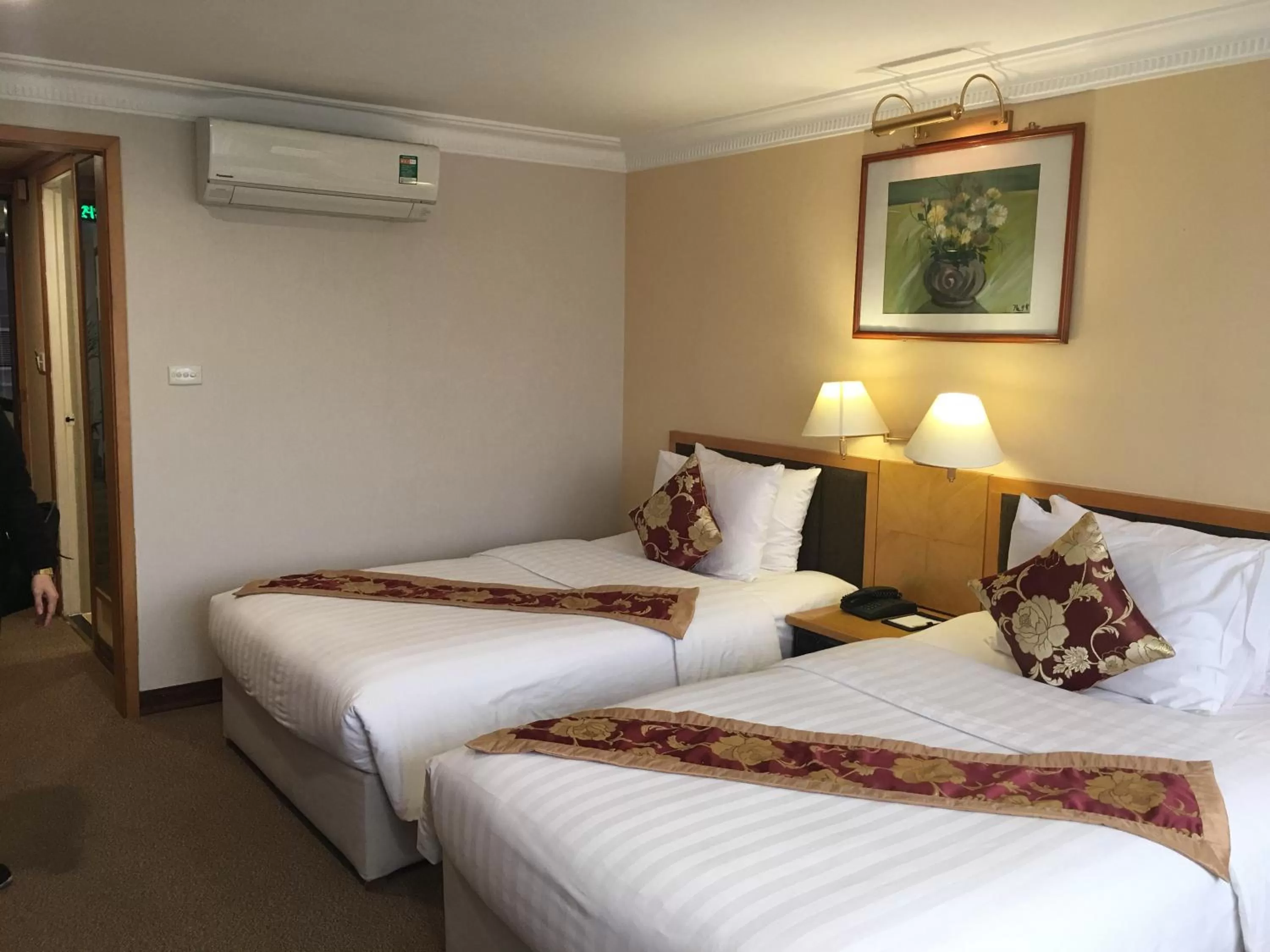 Bedroom, Bed in Mon Regency Hotel