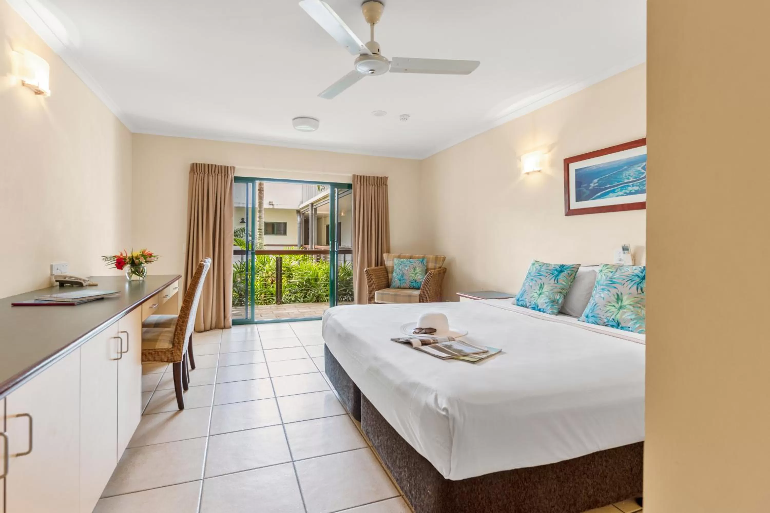 TV and multimedia, Bed in Bay Village Tropical Retreat & Apartments