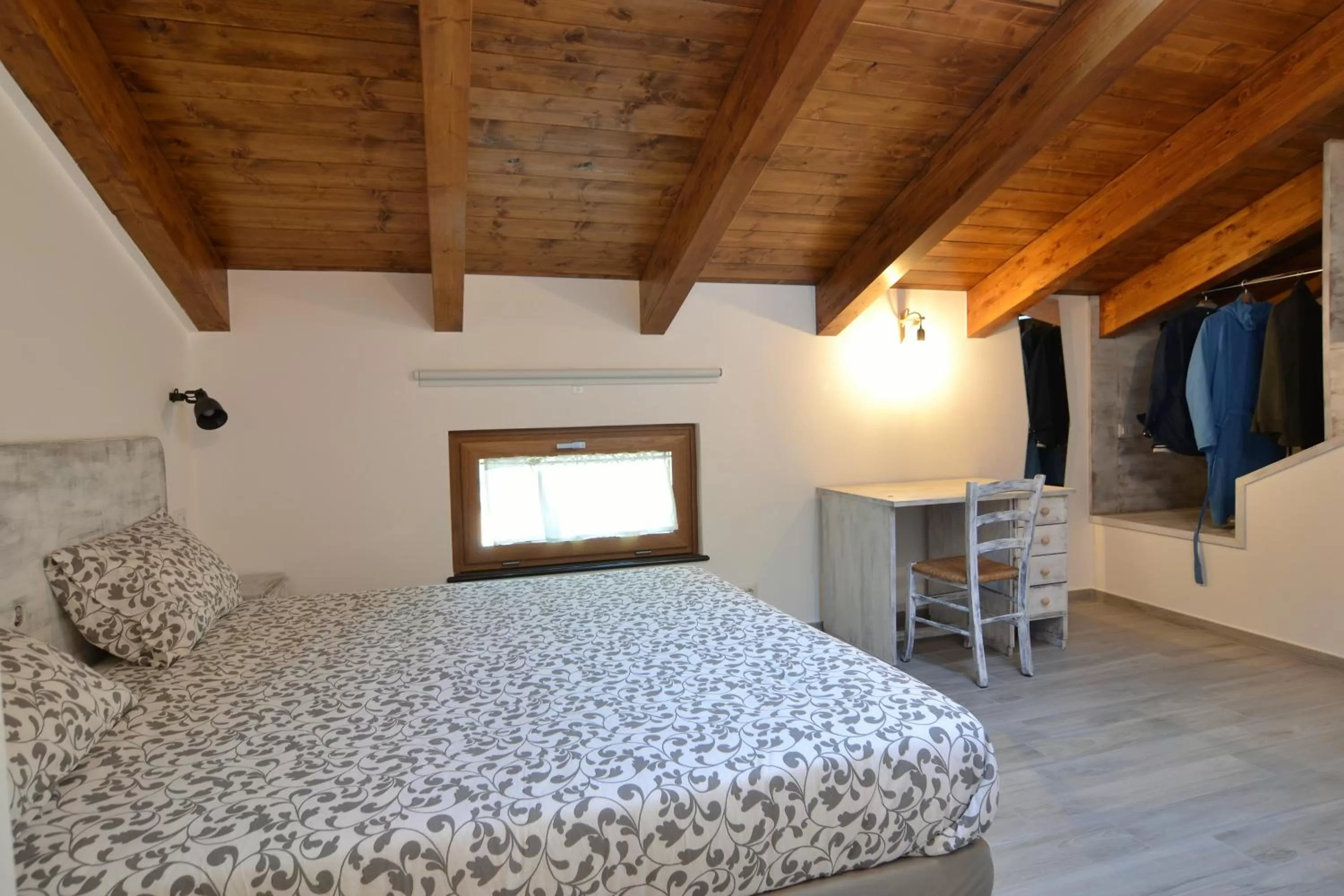 Photo of the whole room, Bed in Songbird