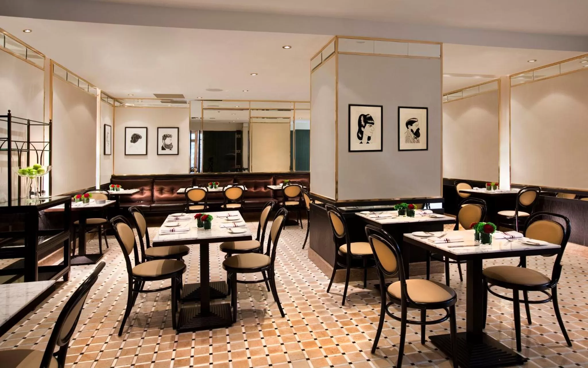 Coffee/tea facilities in Omni Mont-Royal Hotel