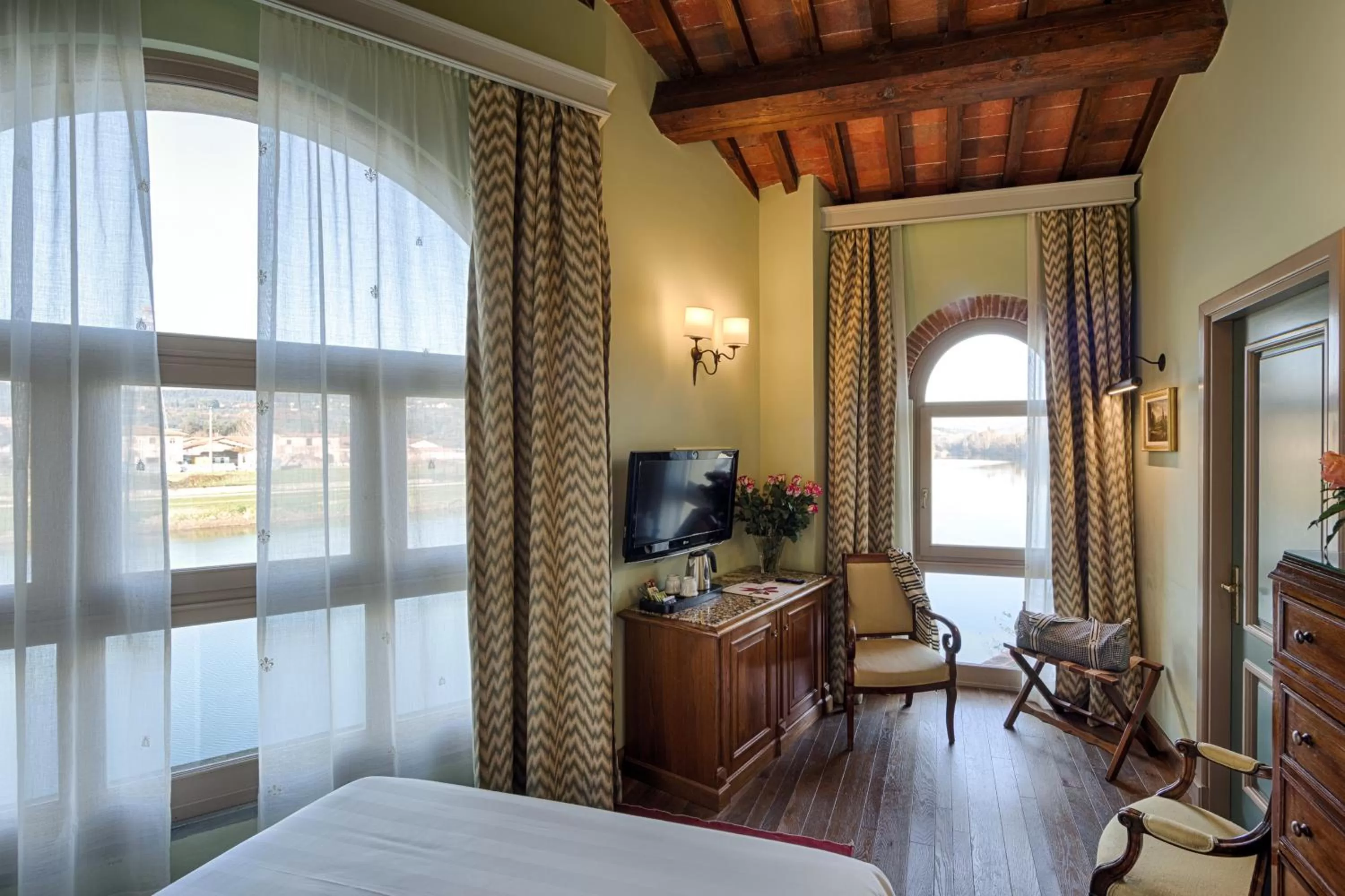 Photo of the whole room, Bed in Hotel Mulino di Firenze - WorldHotels Crafted