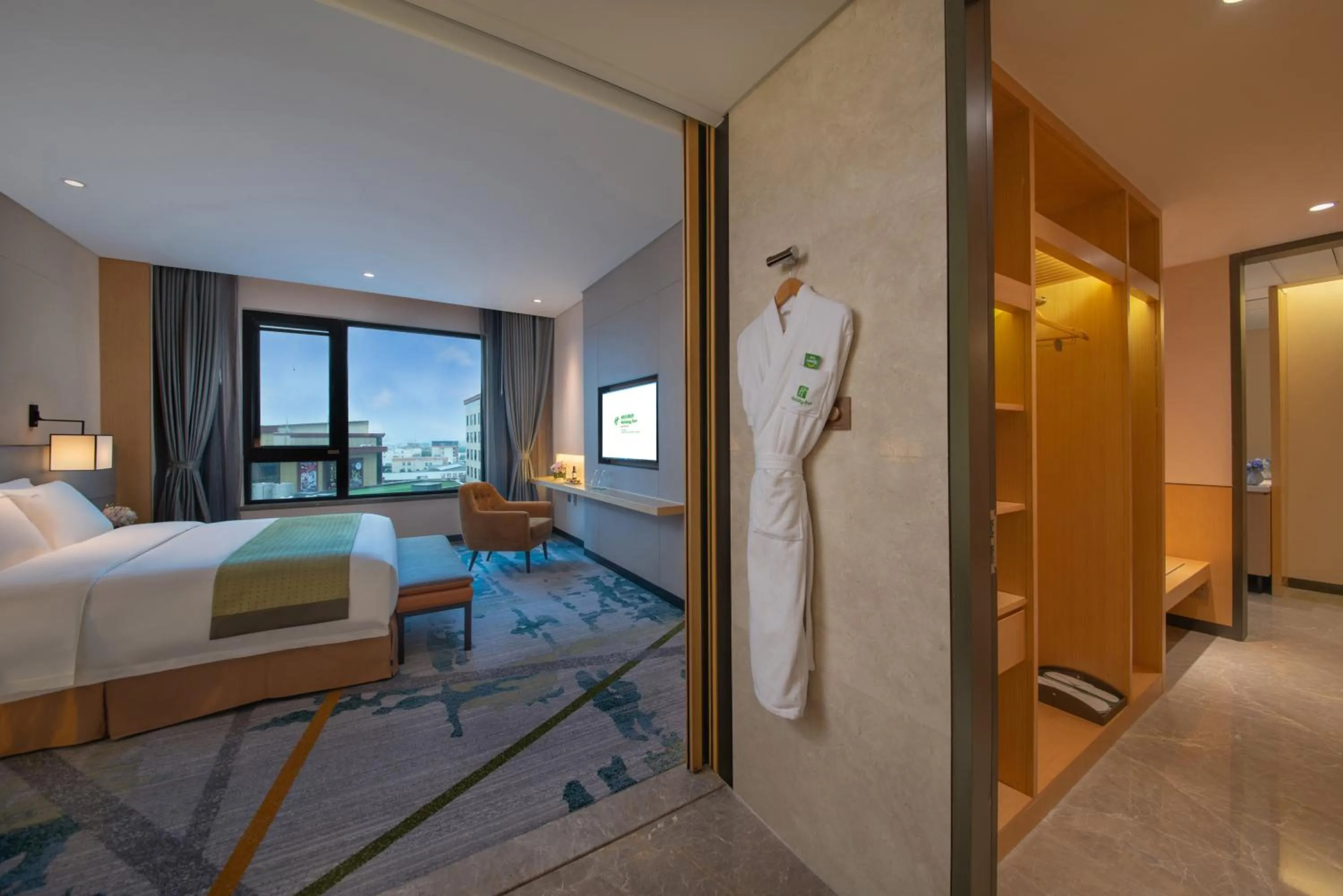 Photo of the whole room, Bed in Holiday Inn Hangzhou Airport Zone by IHG