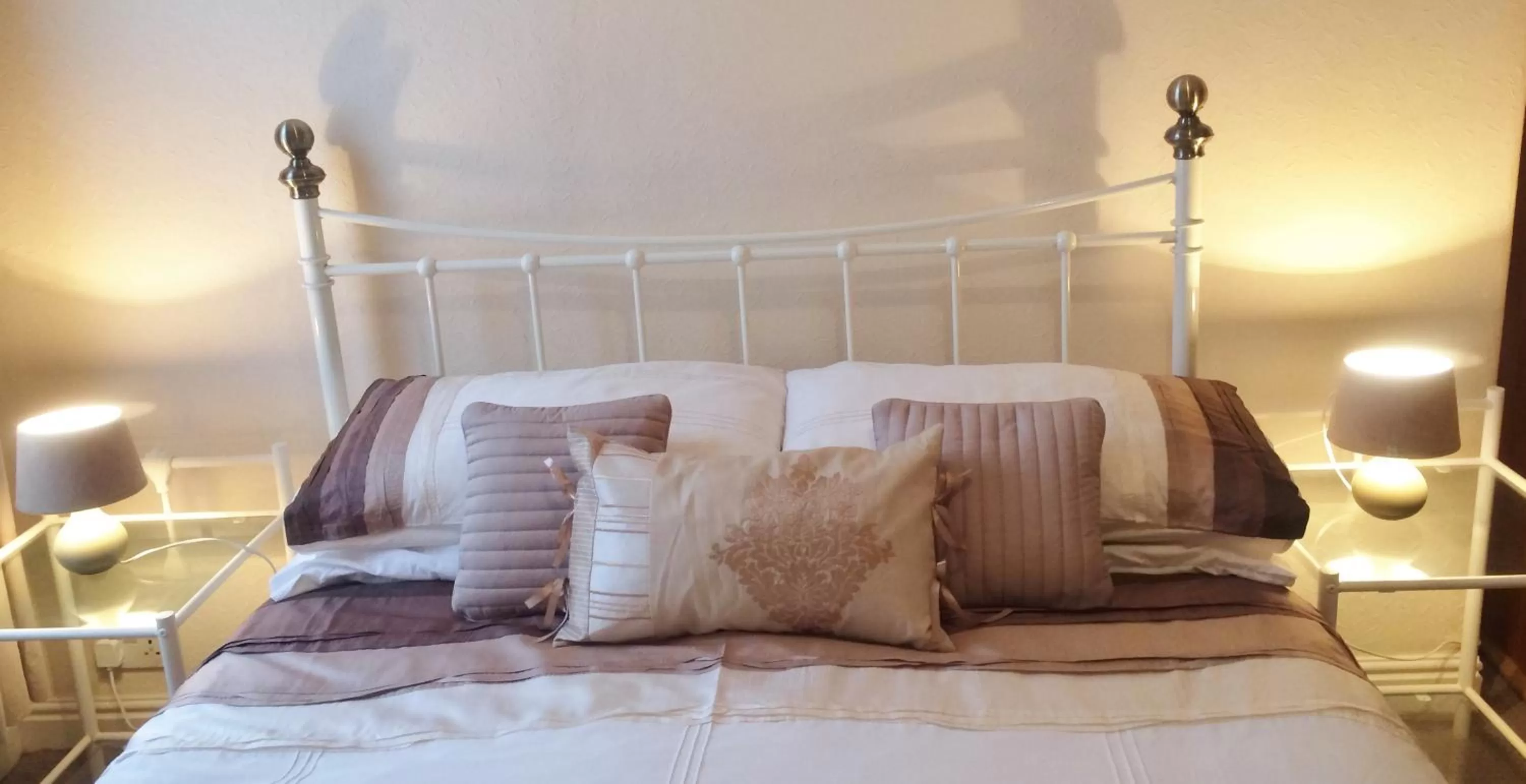 Photo of the whole room, Bed in Admiral Guest House