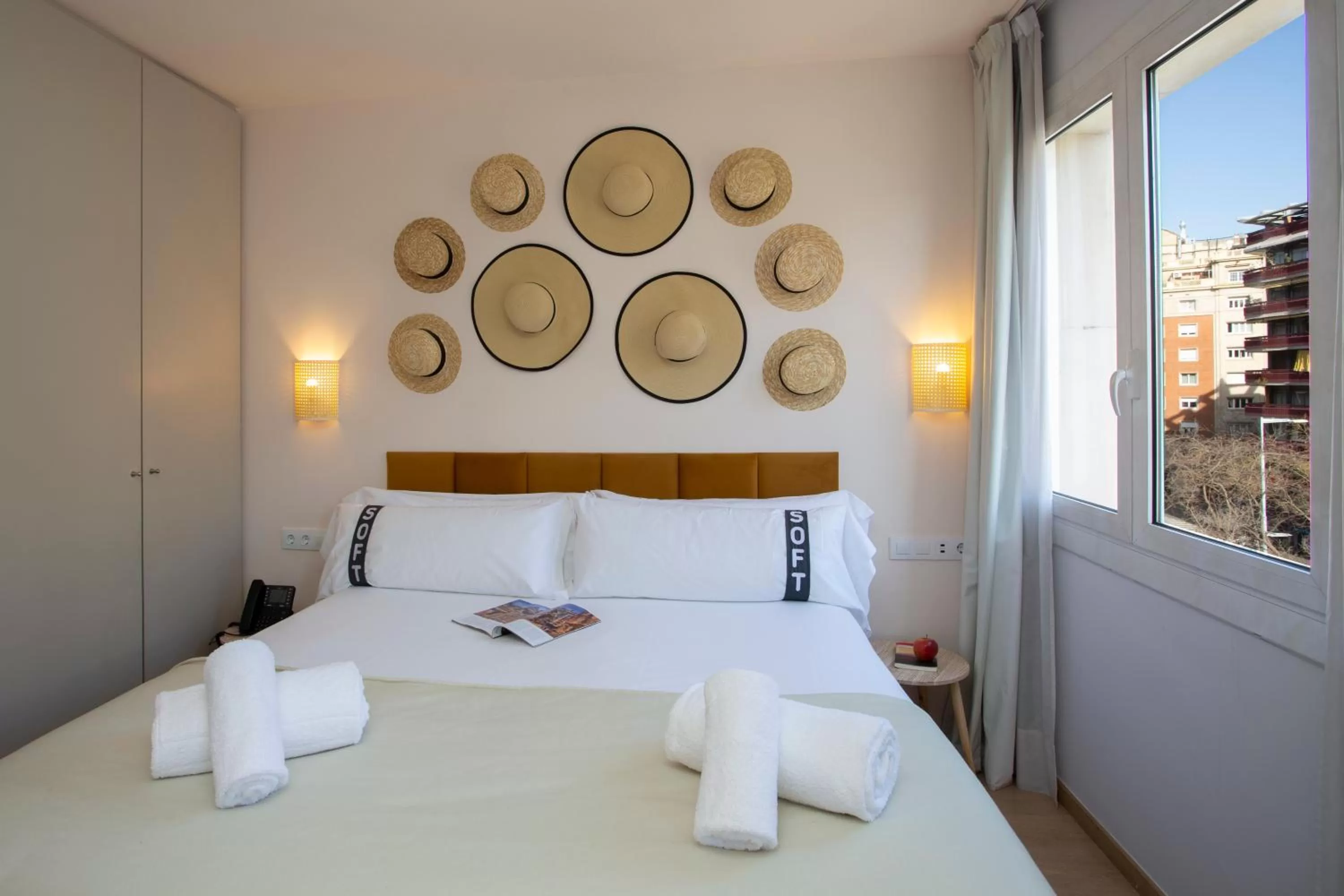 Photo of the whole room, Bed in Casual Colours Barcelona