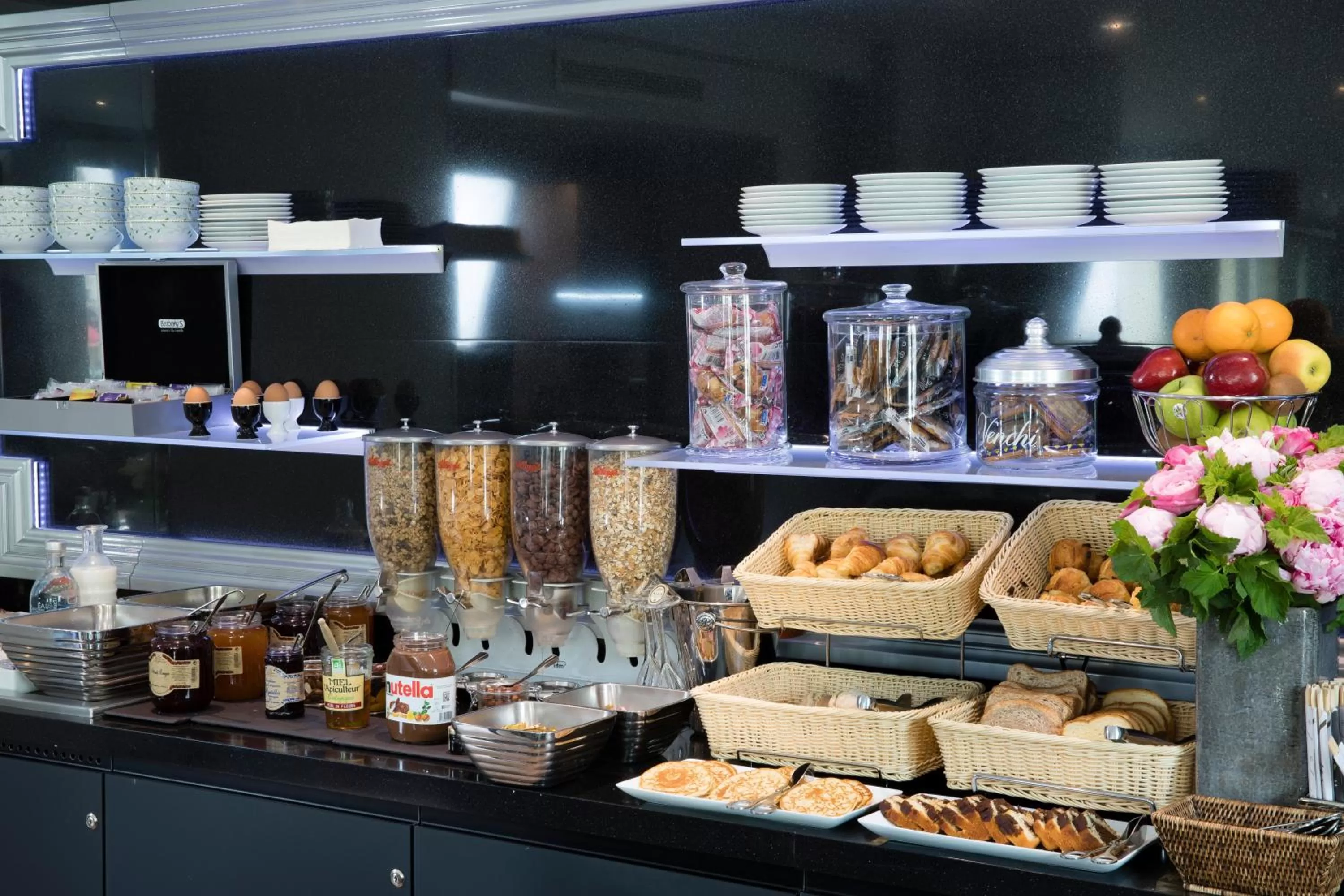 Restaurant/places to eat in Hotel Plaza Elysées