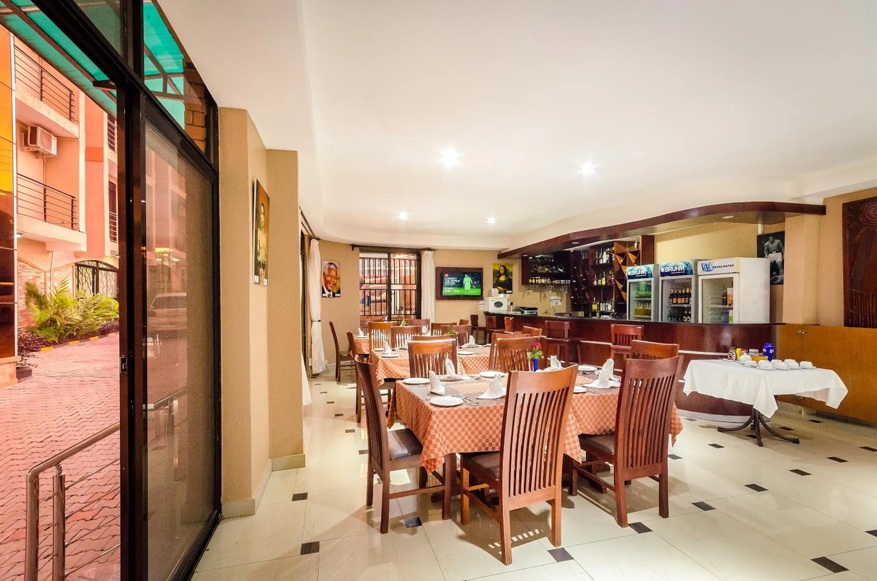 Restaurant/places to eat in Marie's Royale Hotel