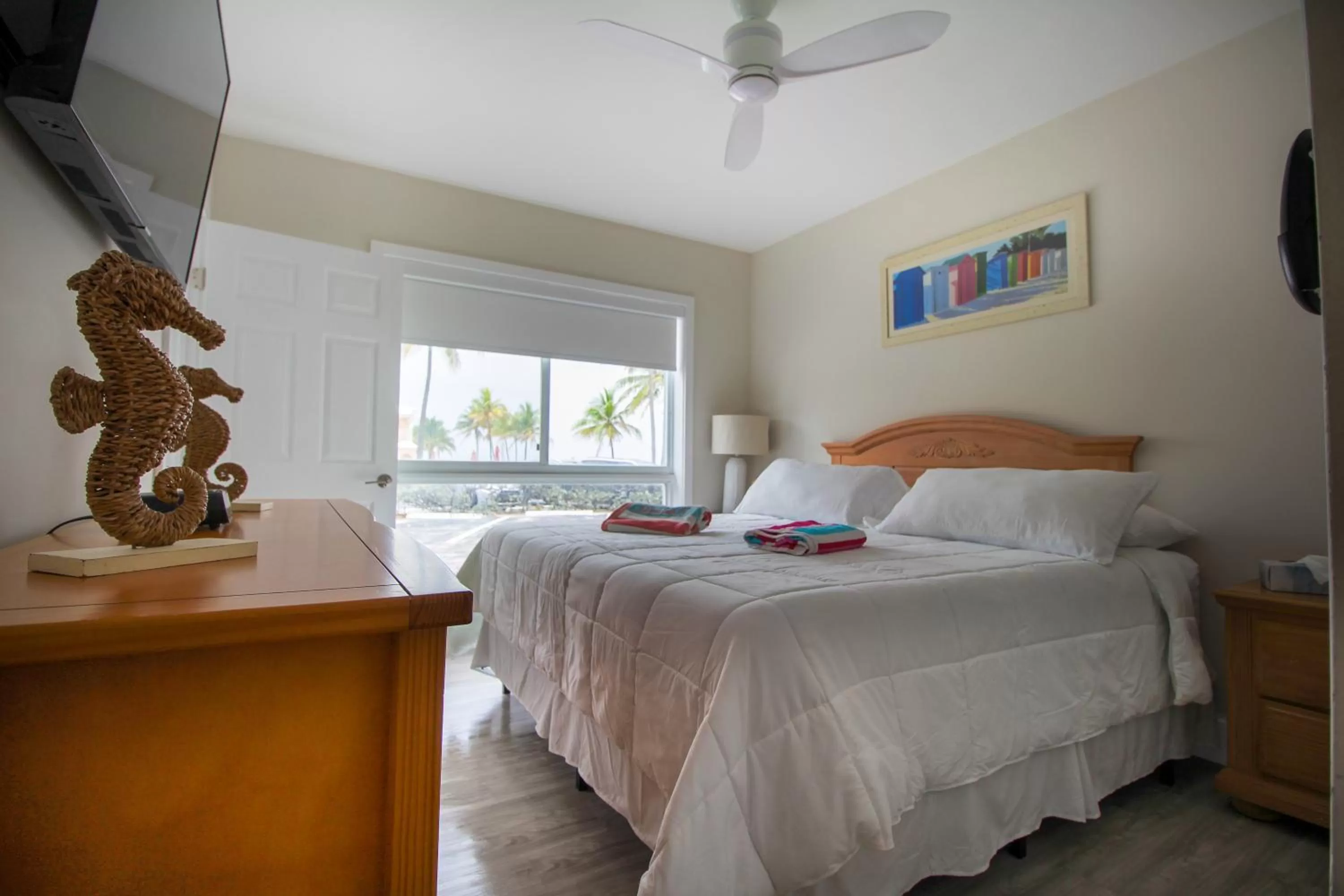 Bedroom, Bed in Shore View Hotel