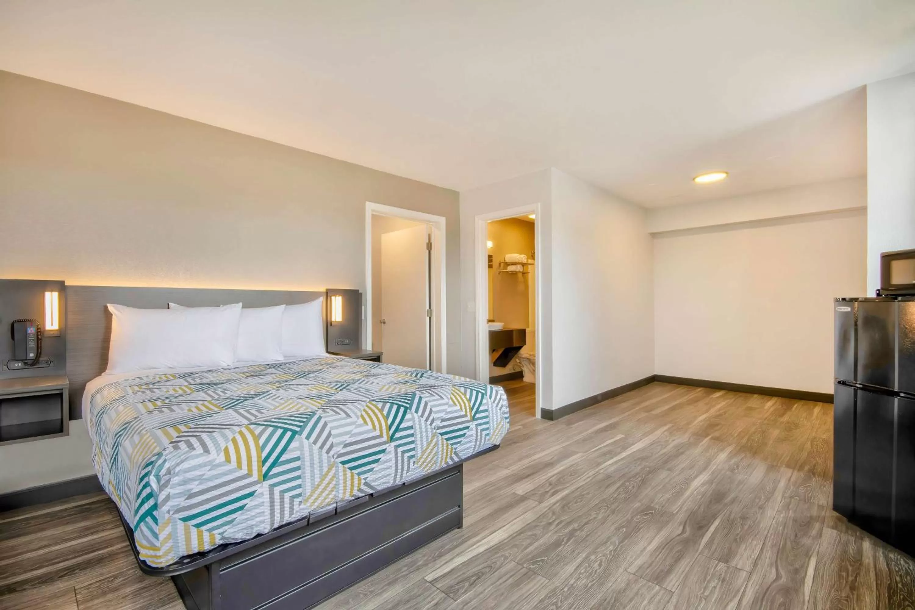 Property building, Bed in Motel 6-Marina, CA - Monterey