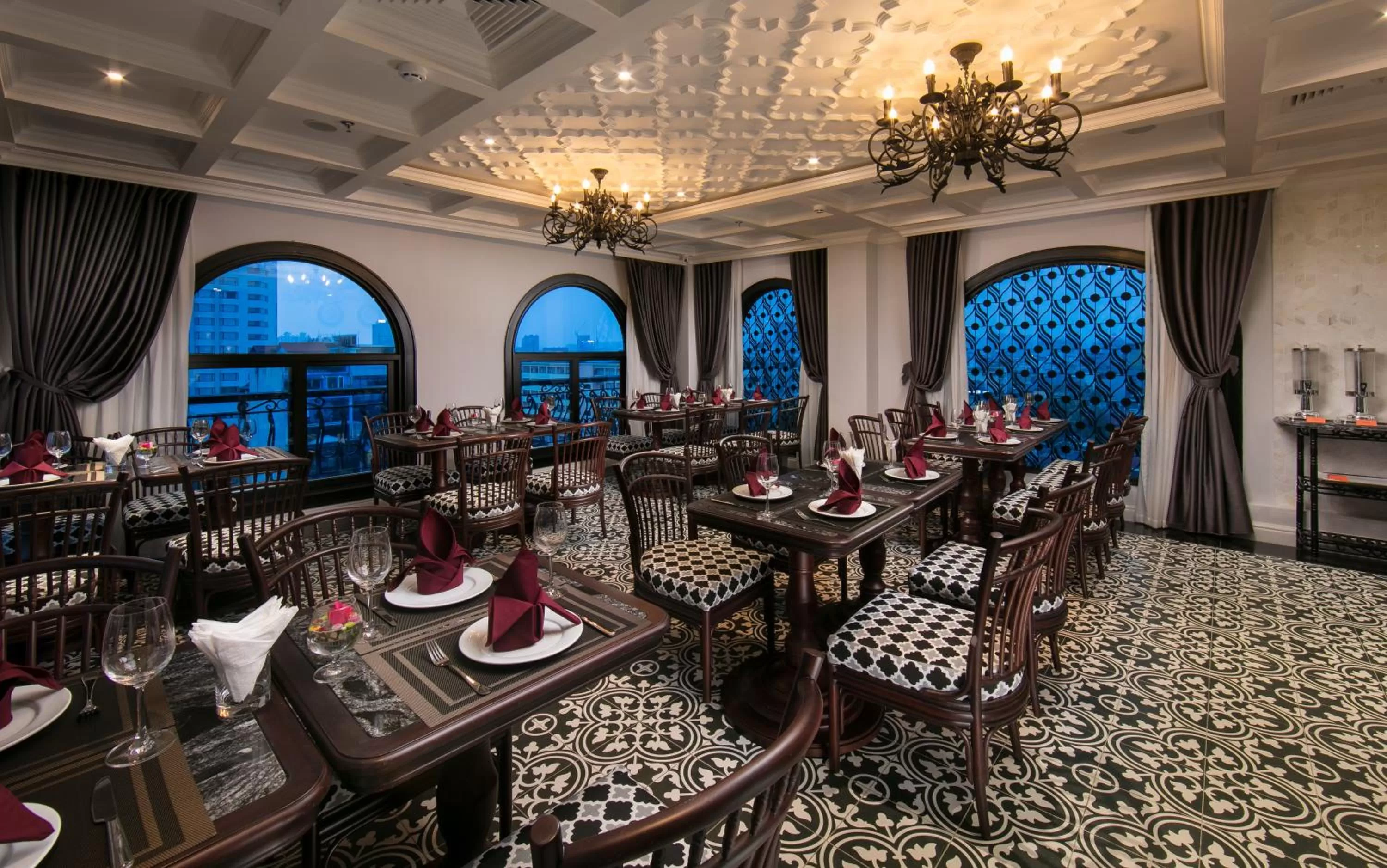 Restaurant/places to eat in Canary Hotel