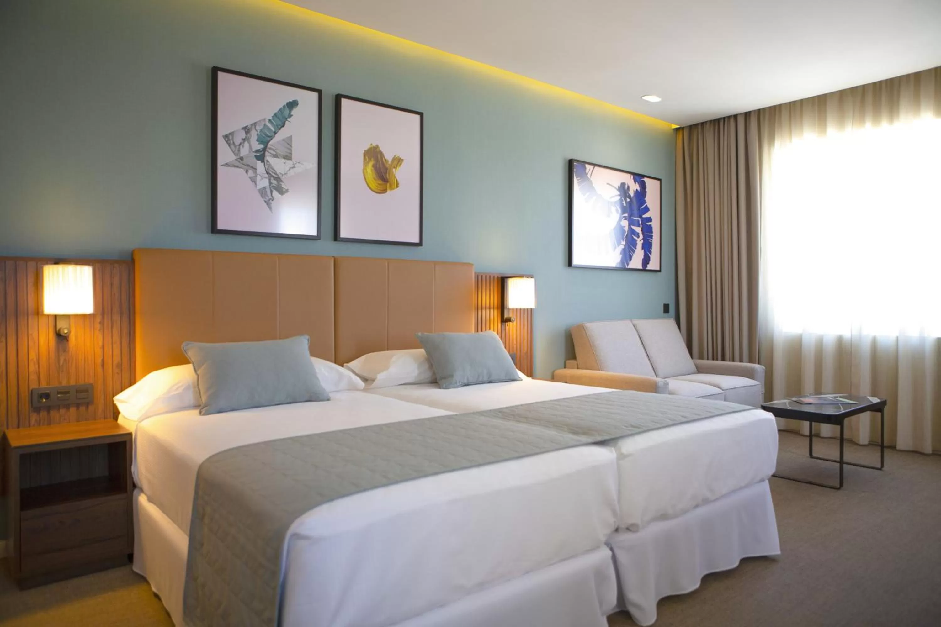 Photo of the whole room, Bed in Riu Plaza España