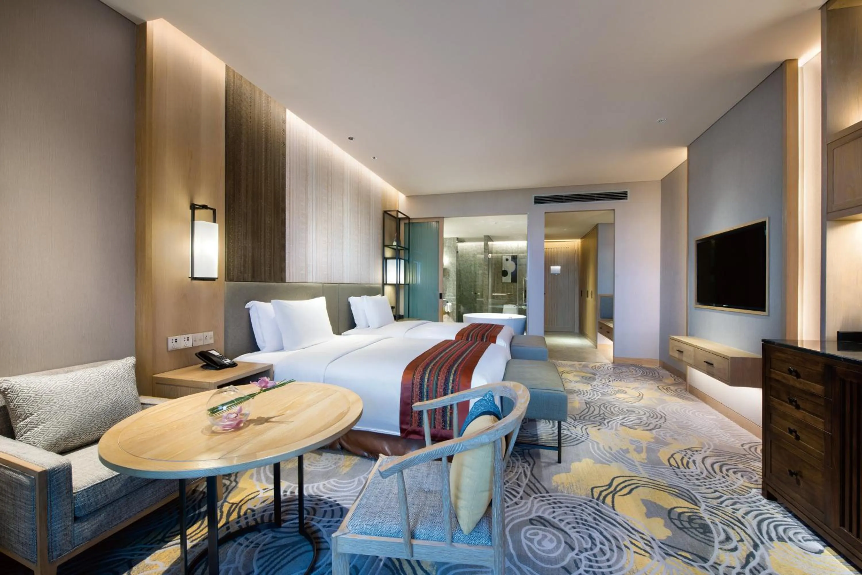 Photo of the whole room, Bed in Crowne Plaza - Kunming Ancient Dian Town by IHG