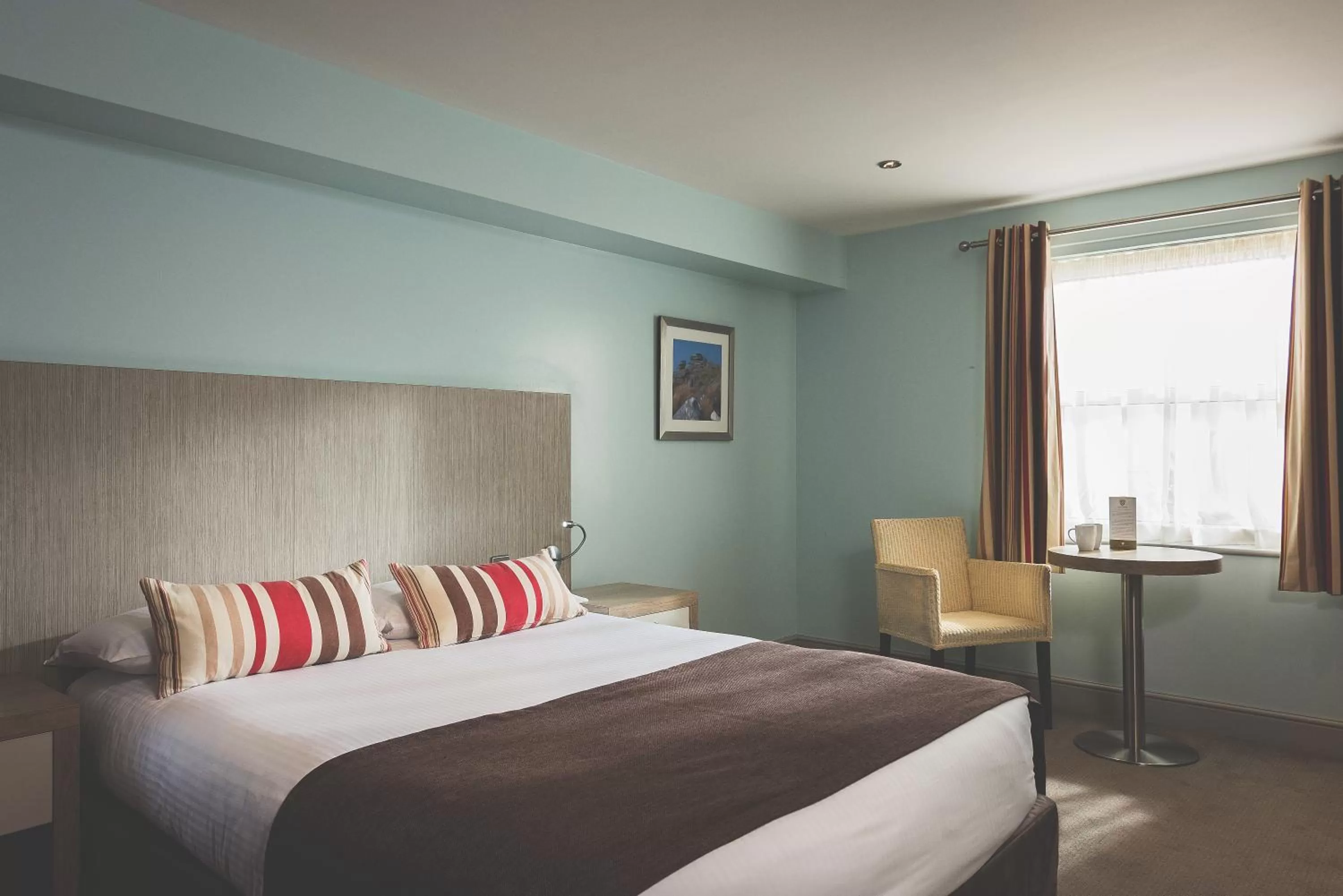 Photo of the whole room, Bed in County Arms