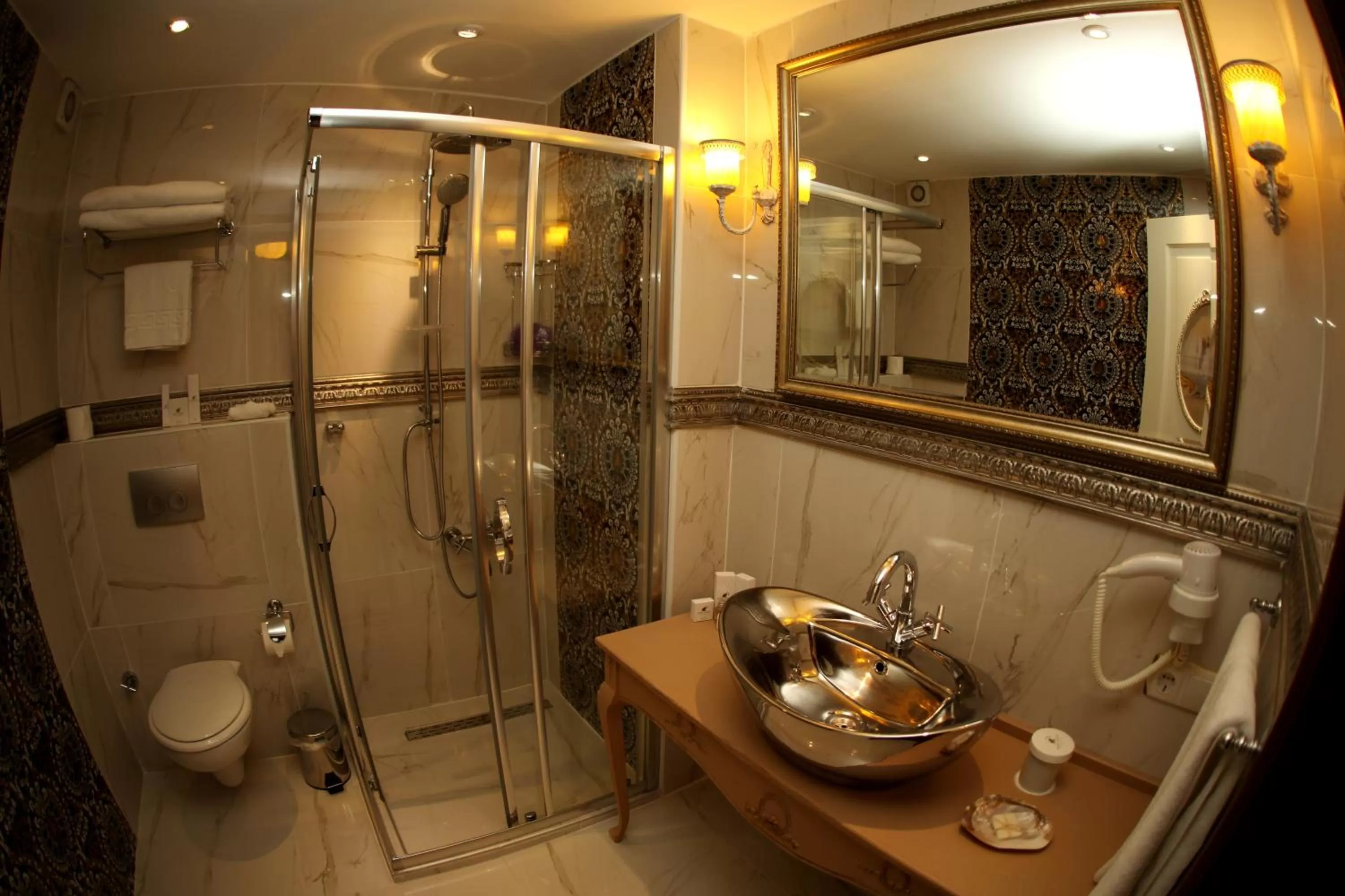 Shower, Bathroom in Port Hotel