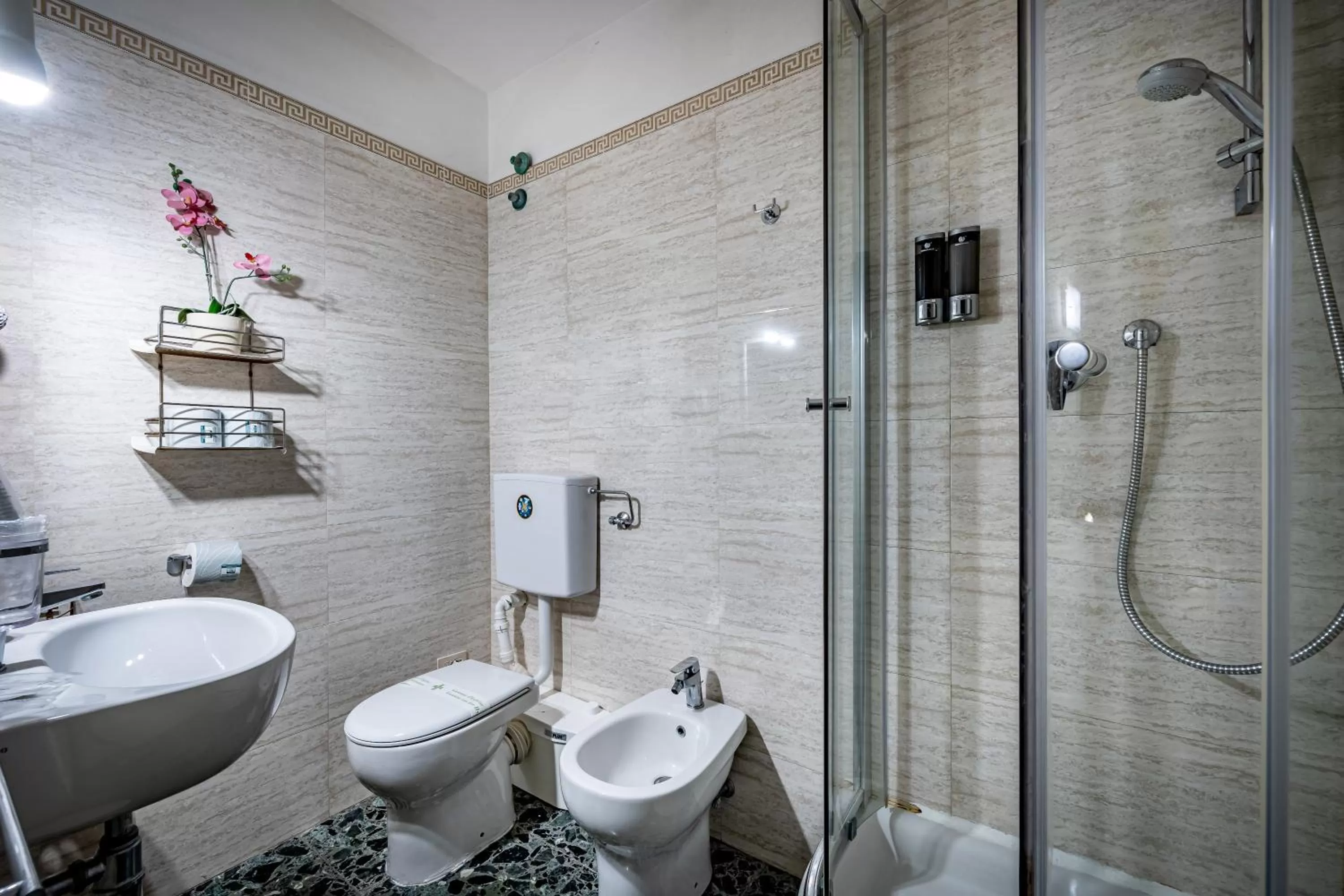 Shower in Maison Bianca B&B