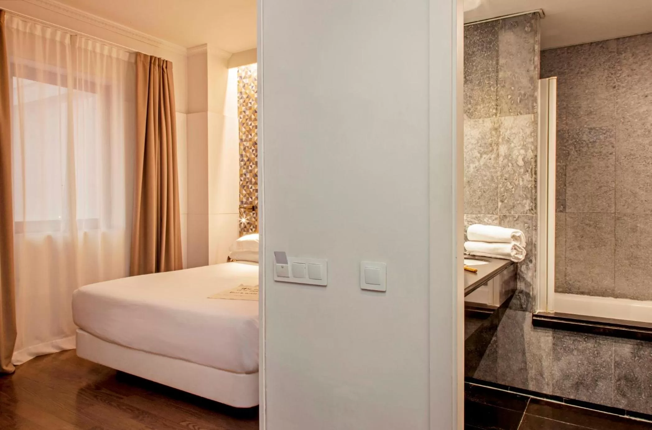 Bathroom, Bed in Chic & Basic Velvet