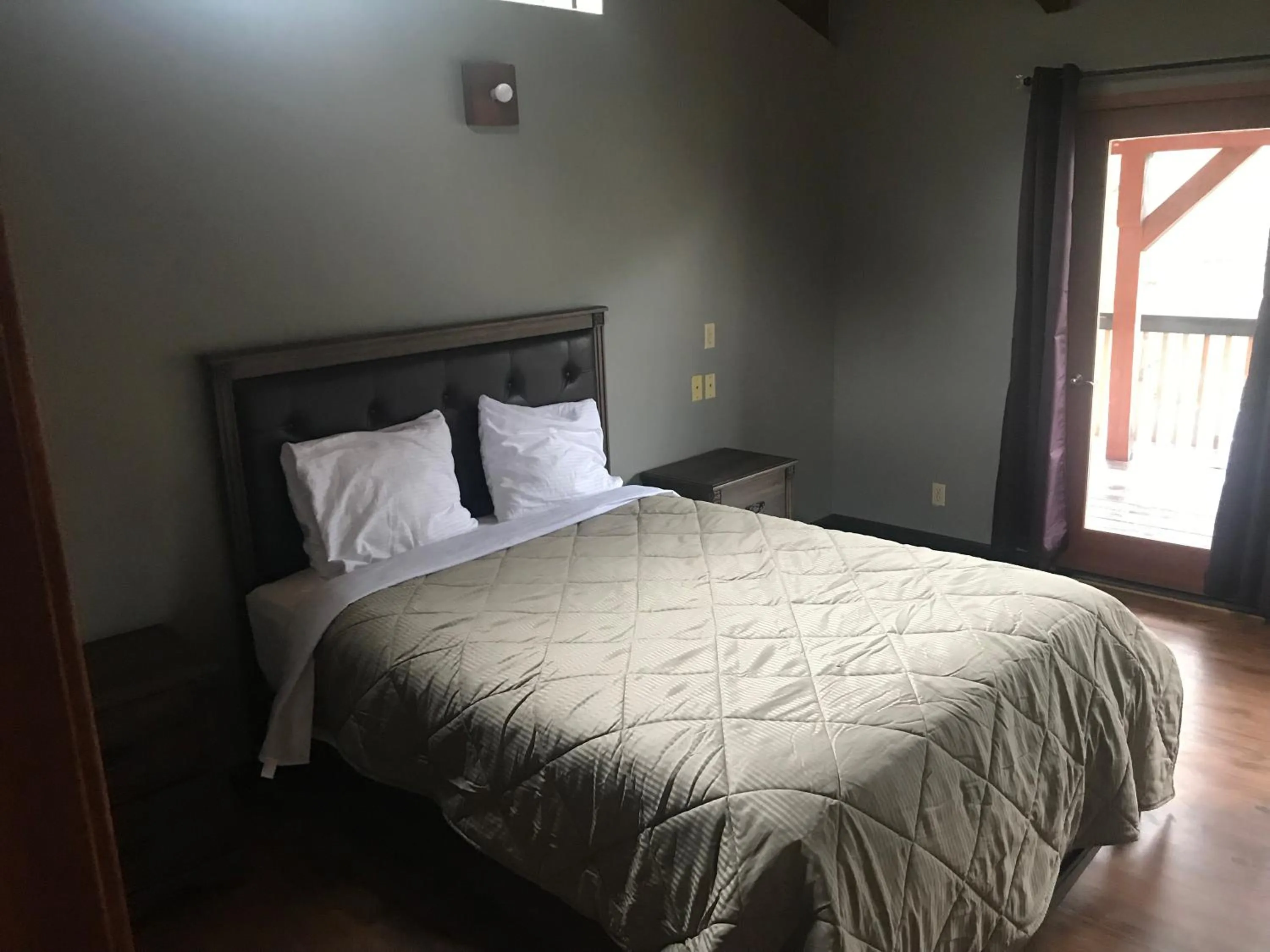 Bed in Mountain Trail Lodge and Vacation Rentals