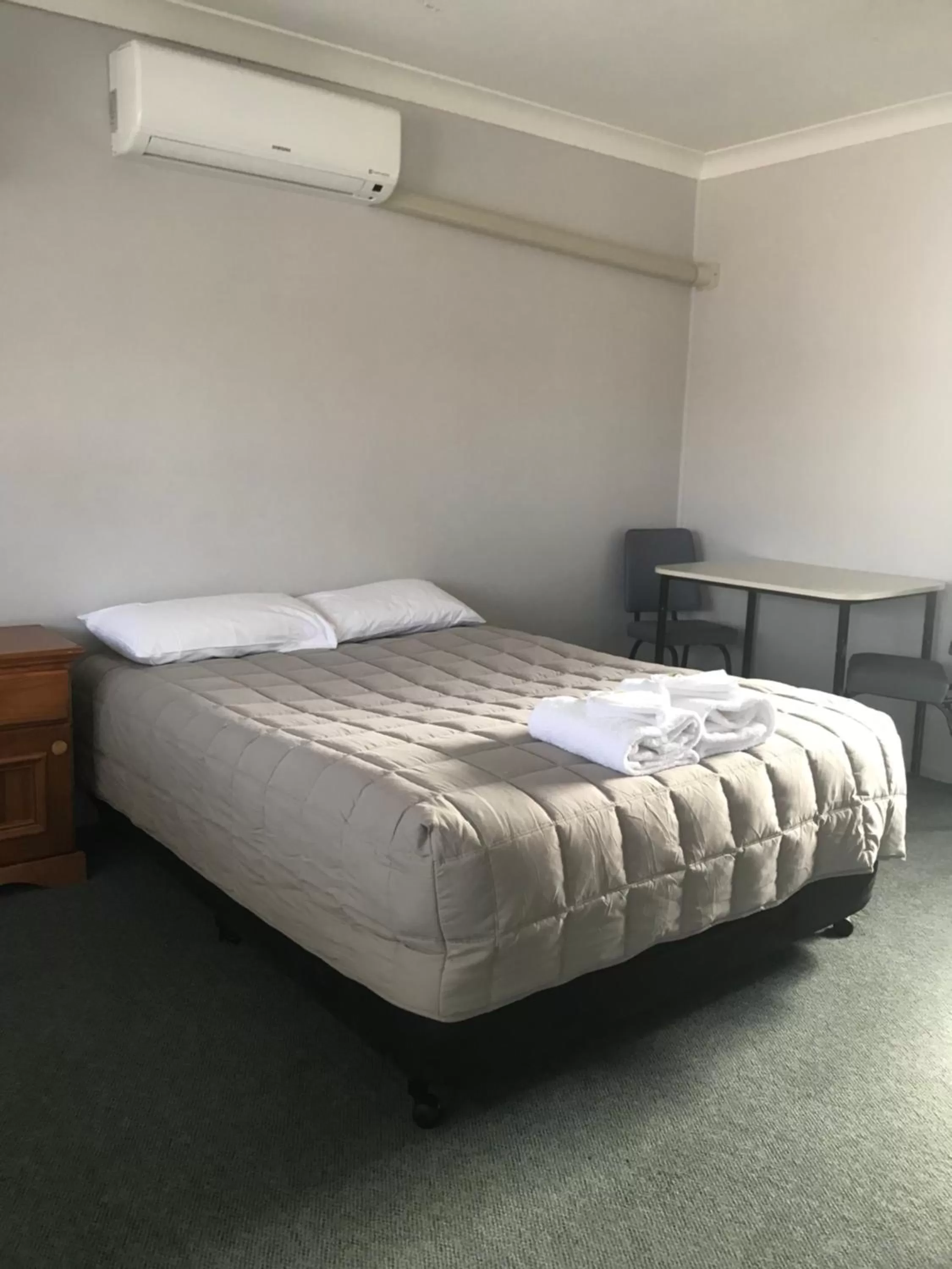 Bed in Kootingal Landview Motel