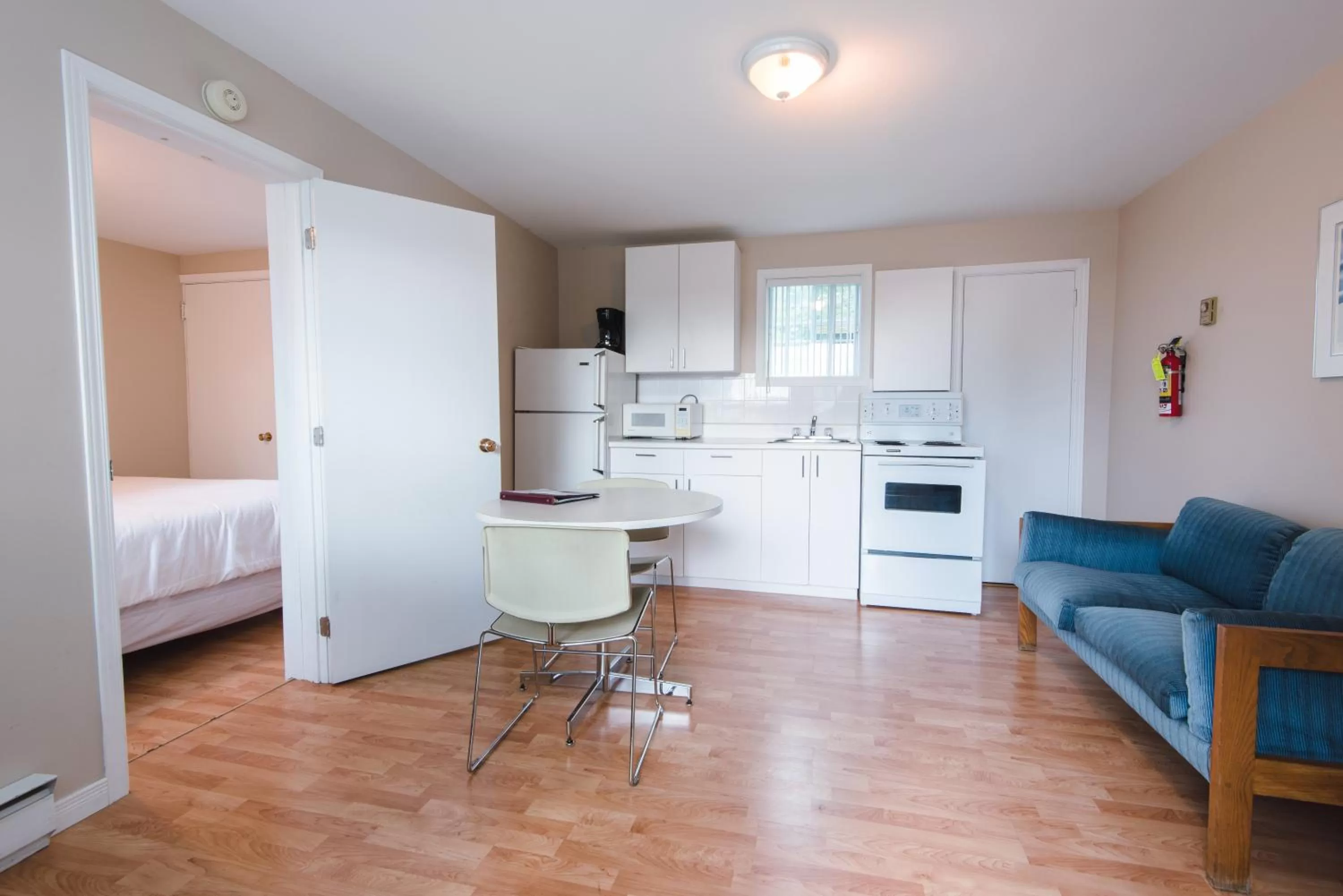 Kitchen or kitchenette, Bed in Auberge le Parasol