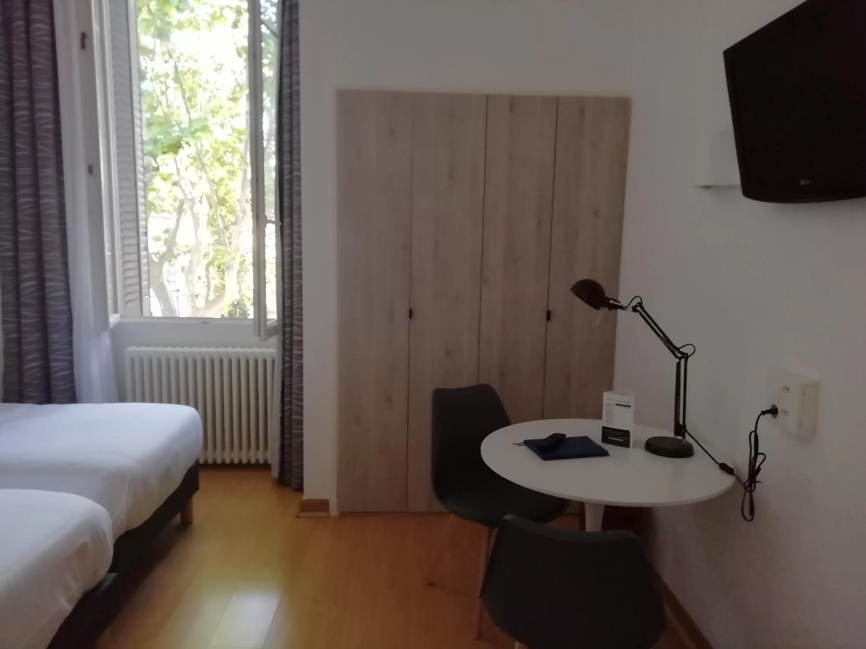 TV and multimedia, Bed in Hotel d'Angleterre