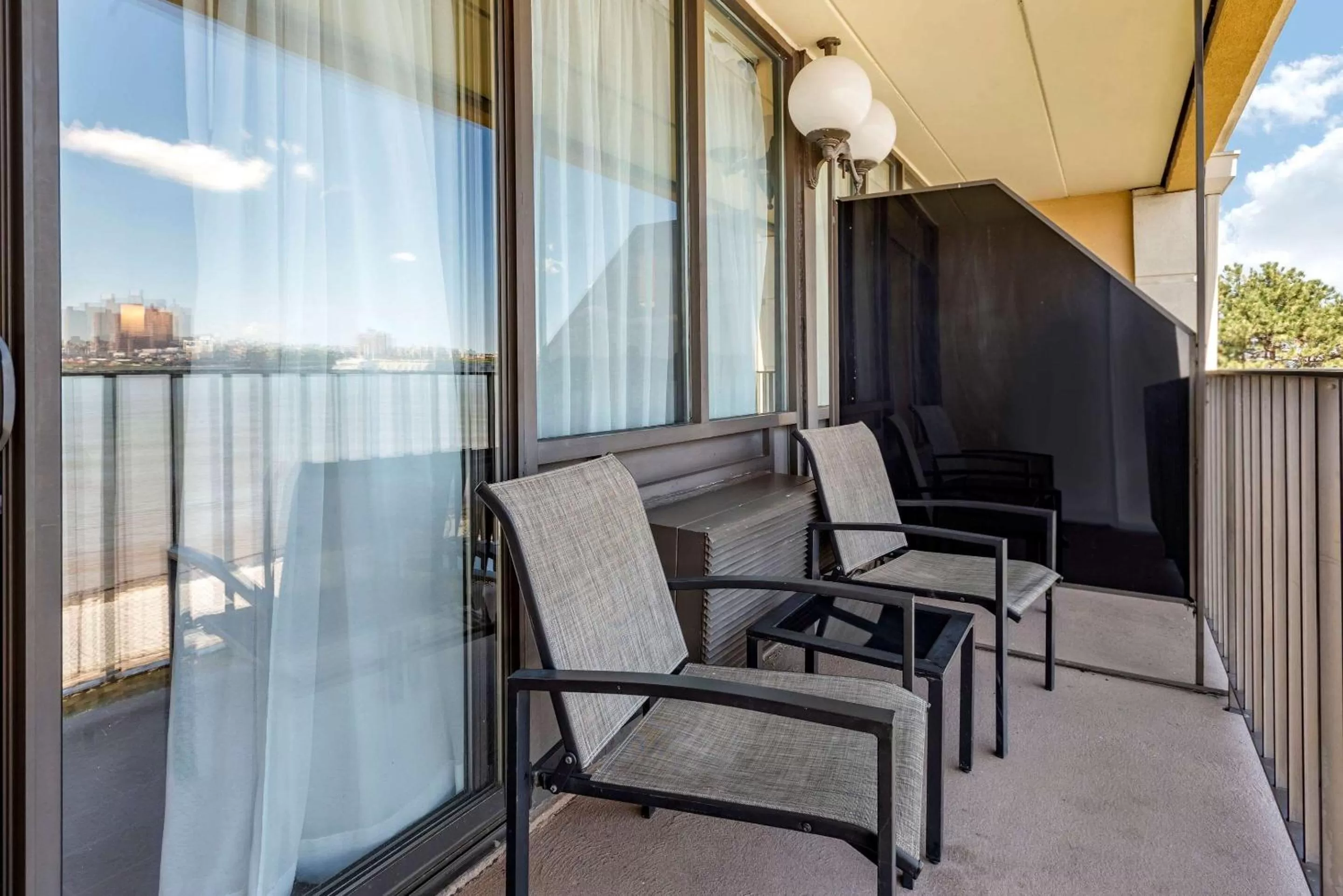 King Suite with Balcony - Non-Smoking in Comfort Inn Edgewater on Hudson River