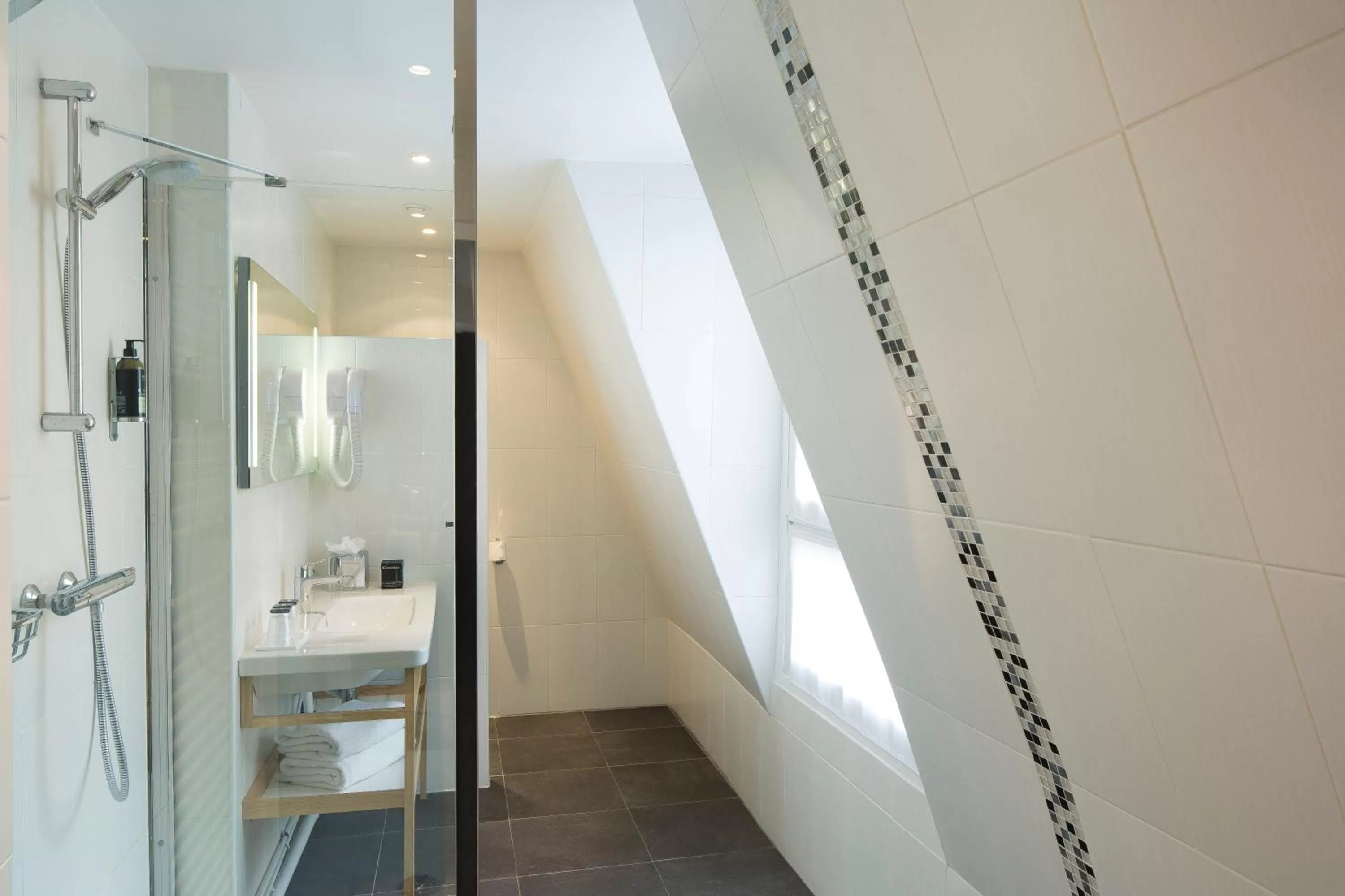 Shower in Hôtel Albert 1er Paris Lafayette