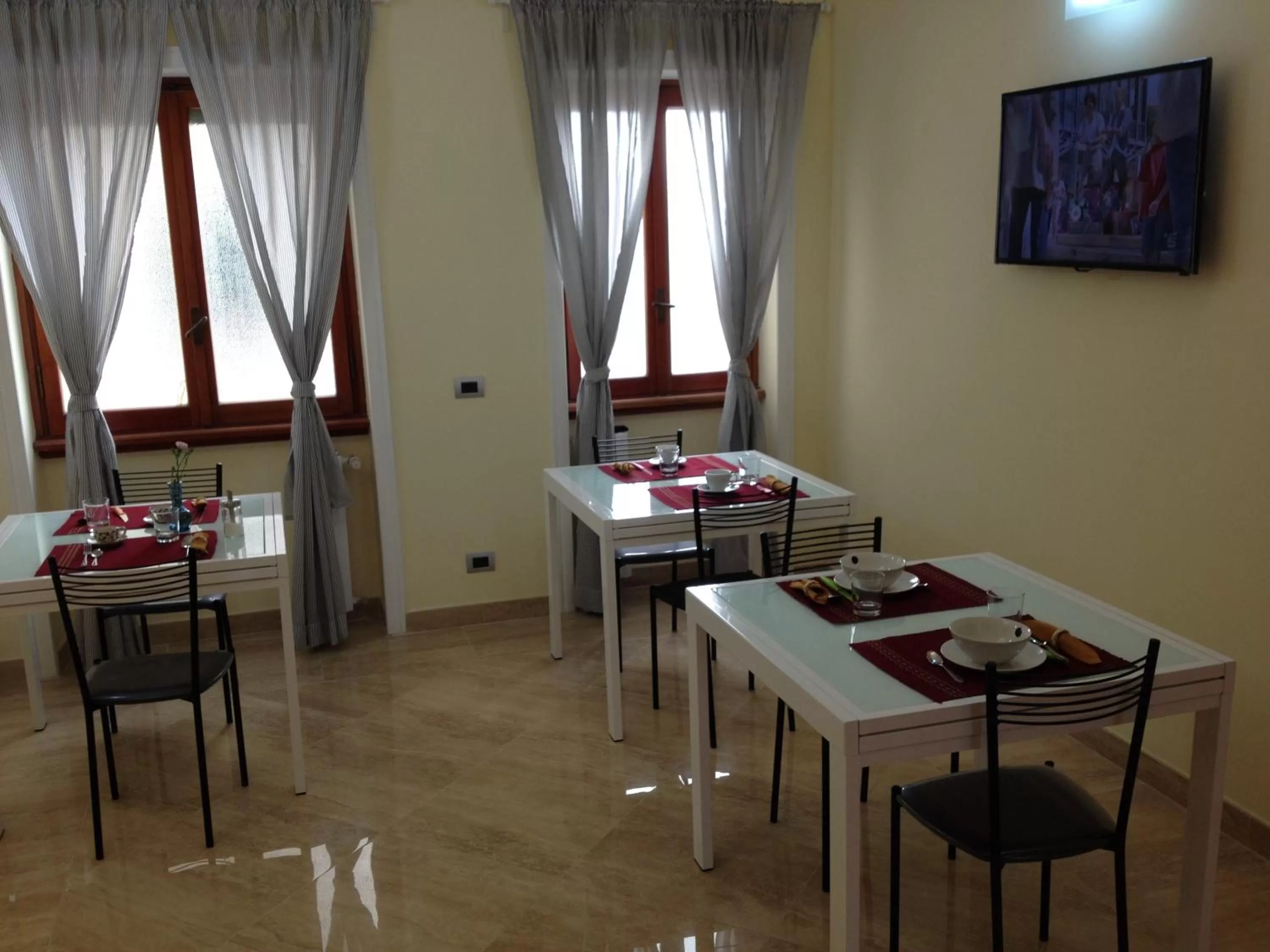 Communal lounge/ TV room in Trastevere's Friends