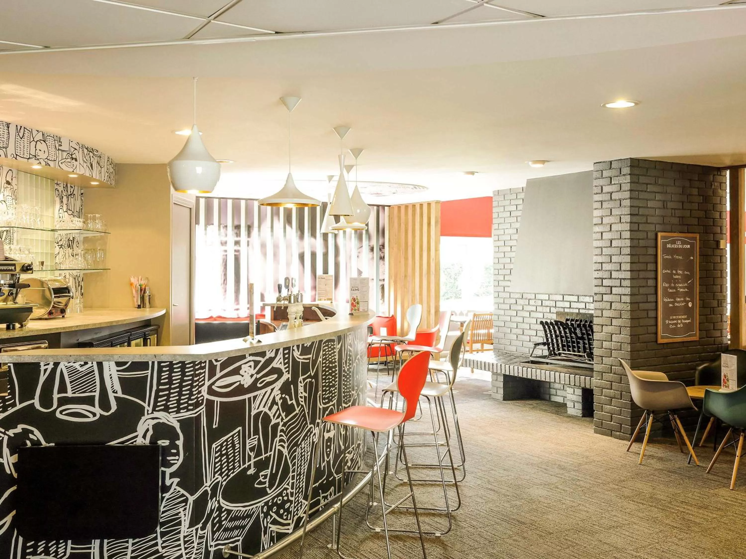 Lounge or bar in ibis Laval Le Relais D'Armor