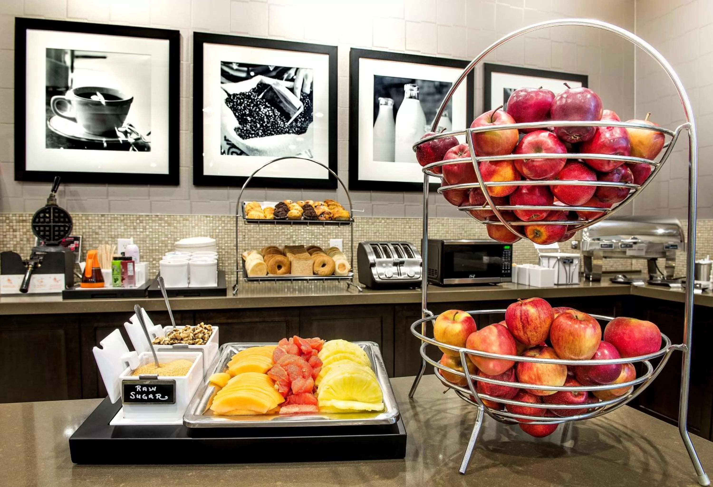 Dining area in Hampton Inn & Suites by Hilton Bolton
