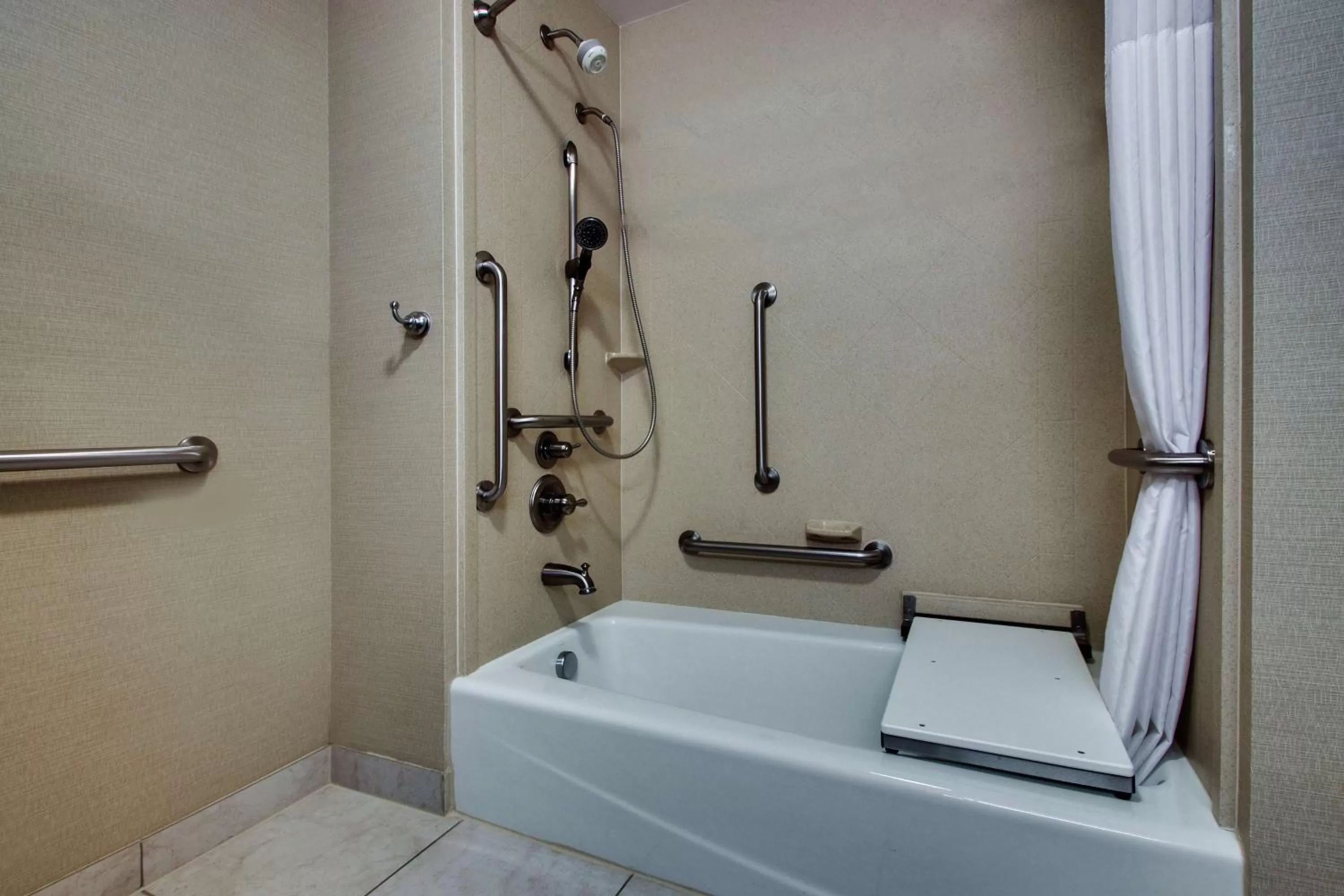 King Room - Disability Access with Bathtub in Hampton Inn Vernon