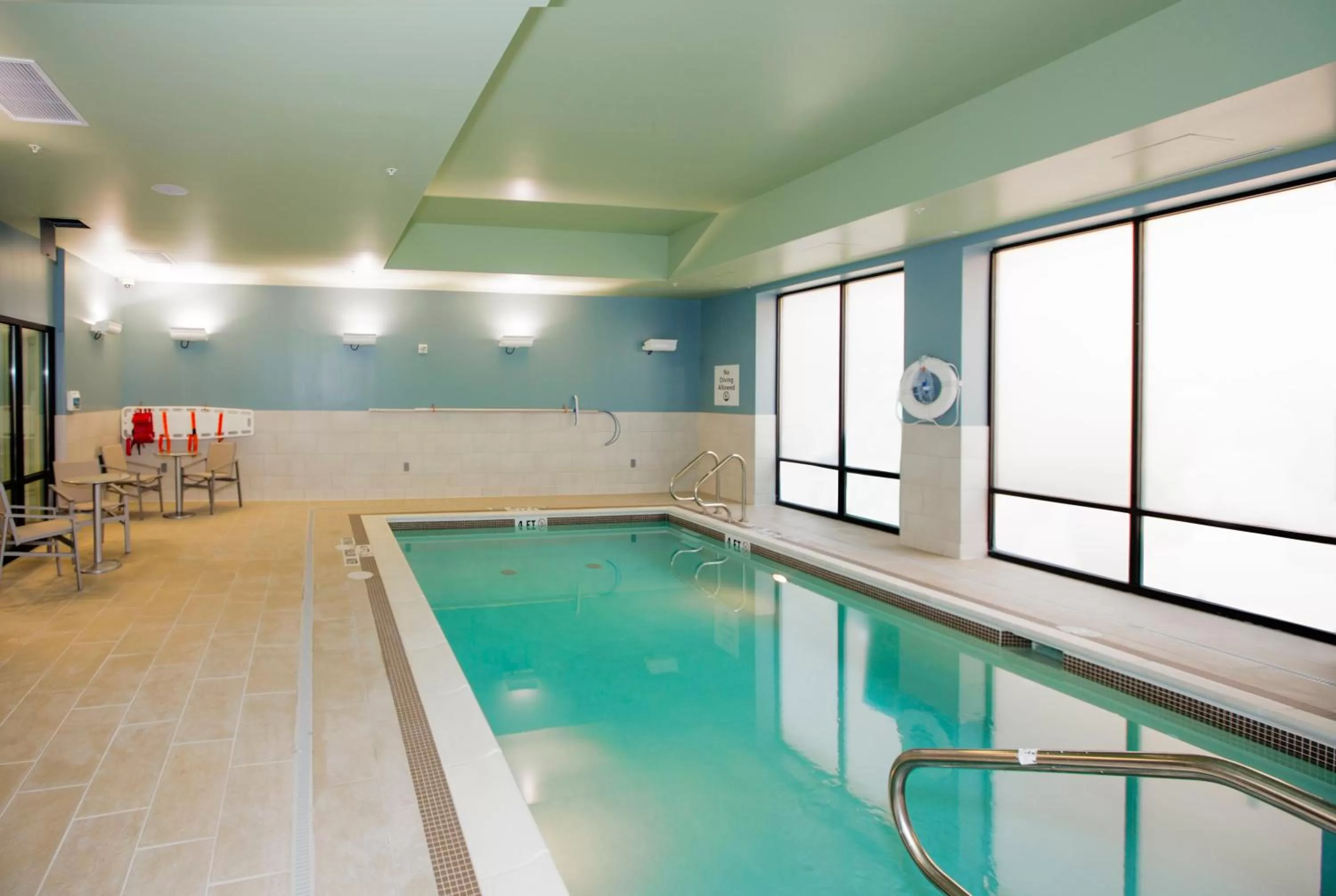 Swimming pool in Holiday Inn Express & Suites Pittsburgh North Shore by IHG