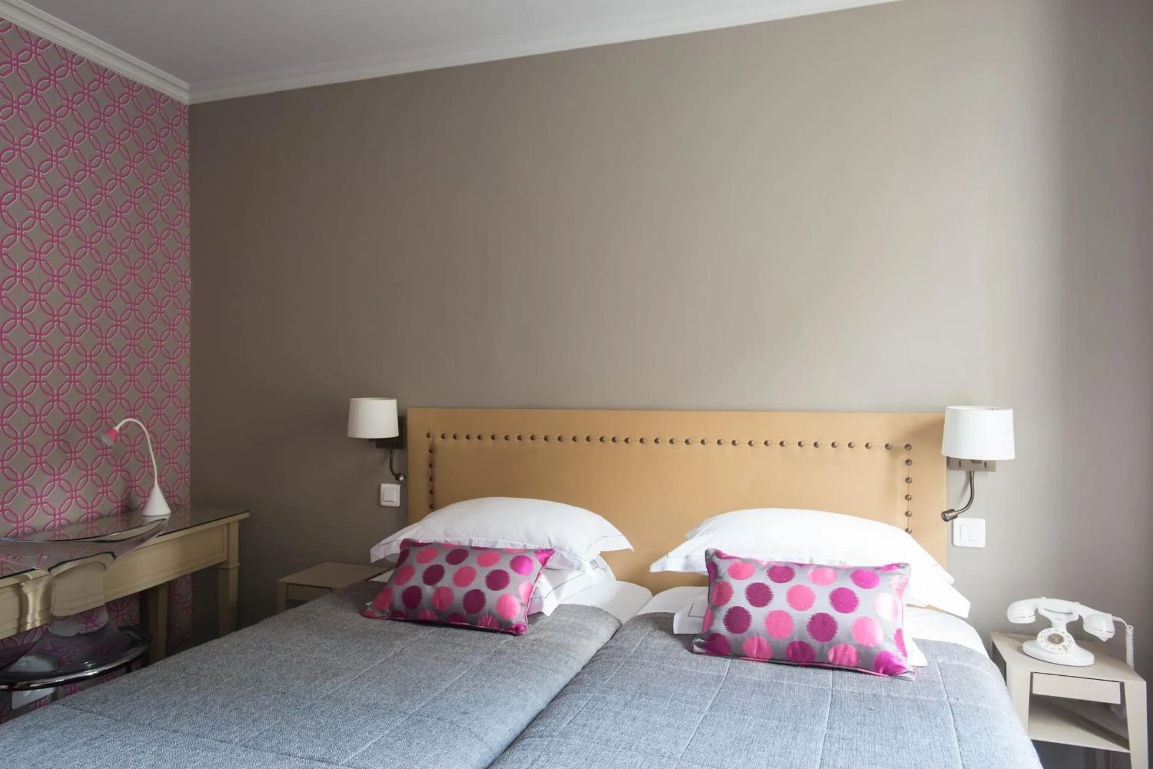 Photo of the whole room, Bed in Apollon Montparnasse