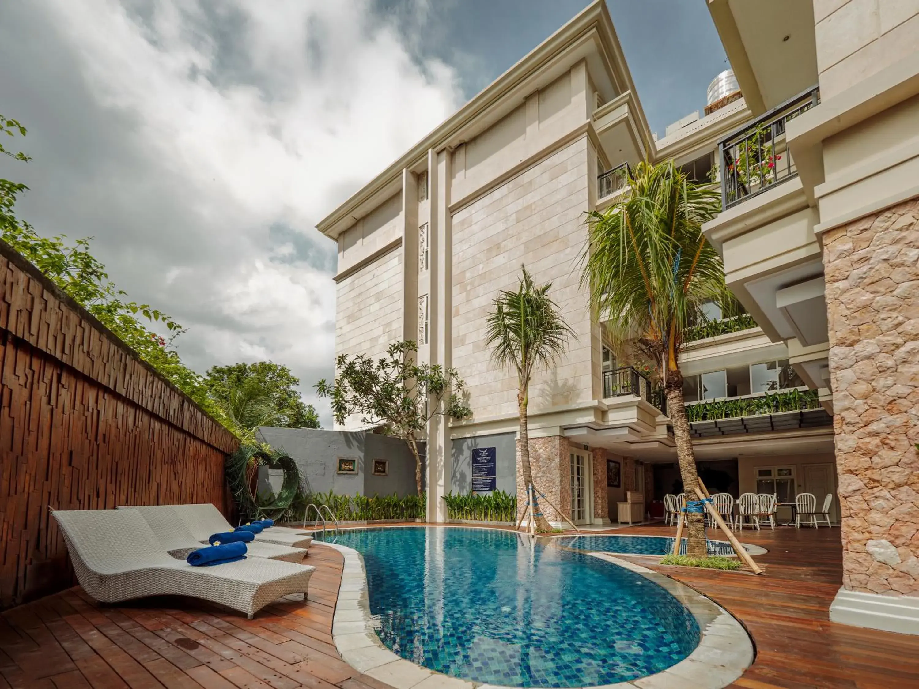Pool view, Property Building in Alron Hotel Kuta Powered by Archipelago Pool view, Property Building in Alron Hotel Kuta Powered by Archipelago