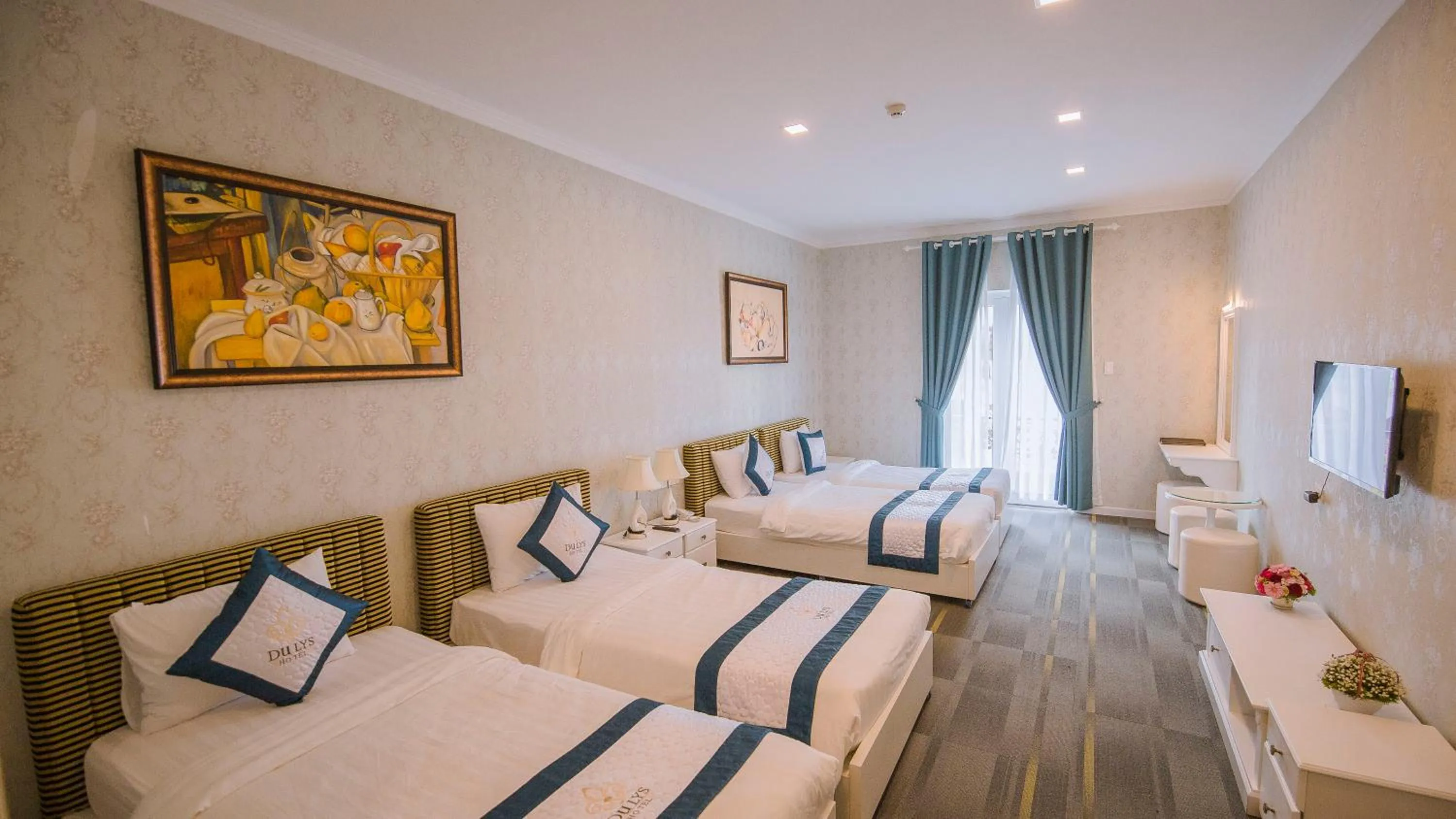 Deluxe Quadruple Room with Balcony in Hotel Du Lys