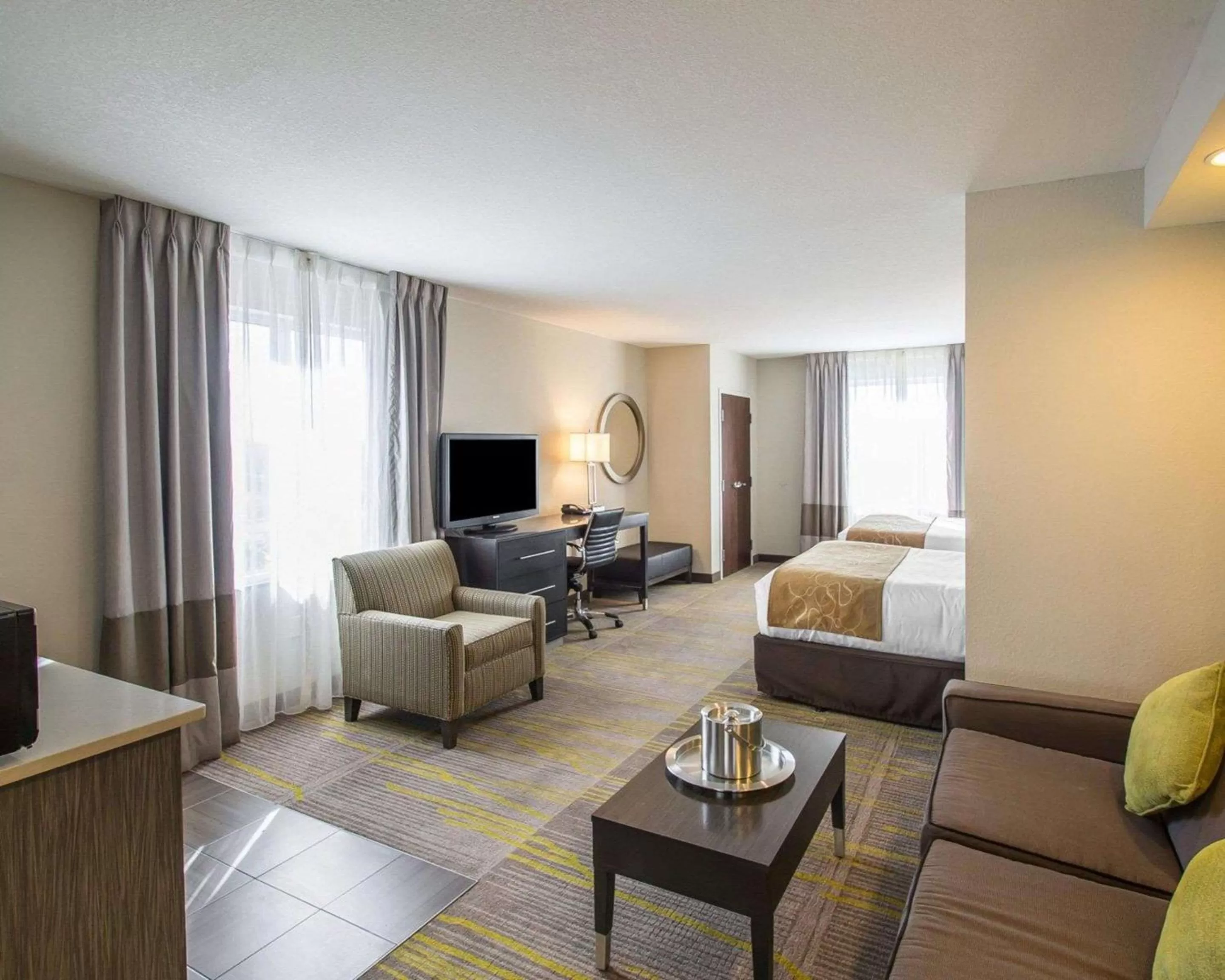 Photo of the whole room, Bed in Comfort Suites Miami Airport North