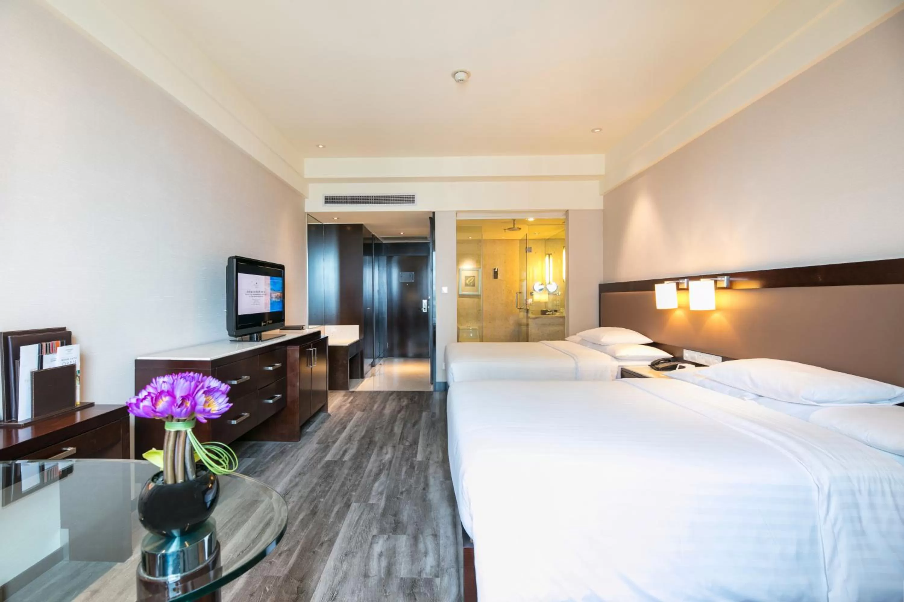 Hot Tub, Bed in Courtyard by Marriott Hangzhou Wulin