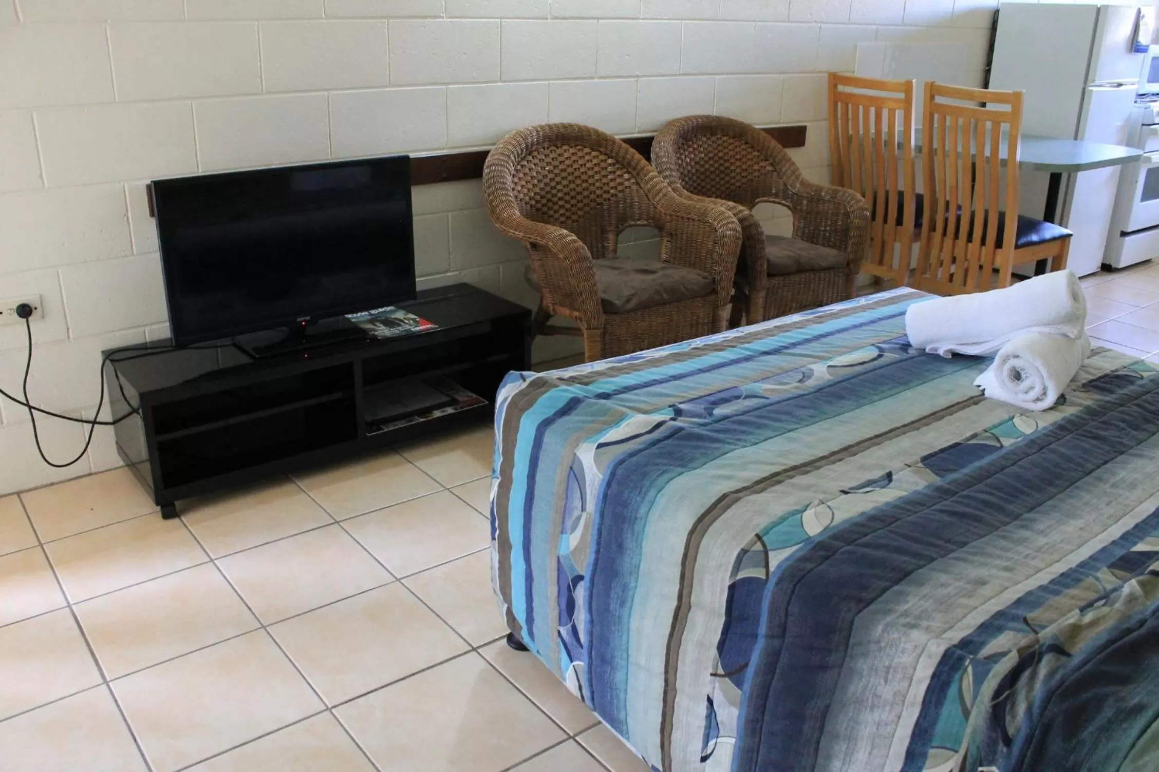 Living room, Bed in Oasis Inn Apartments