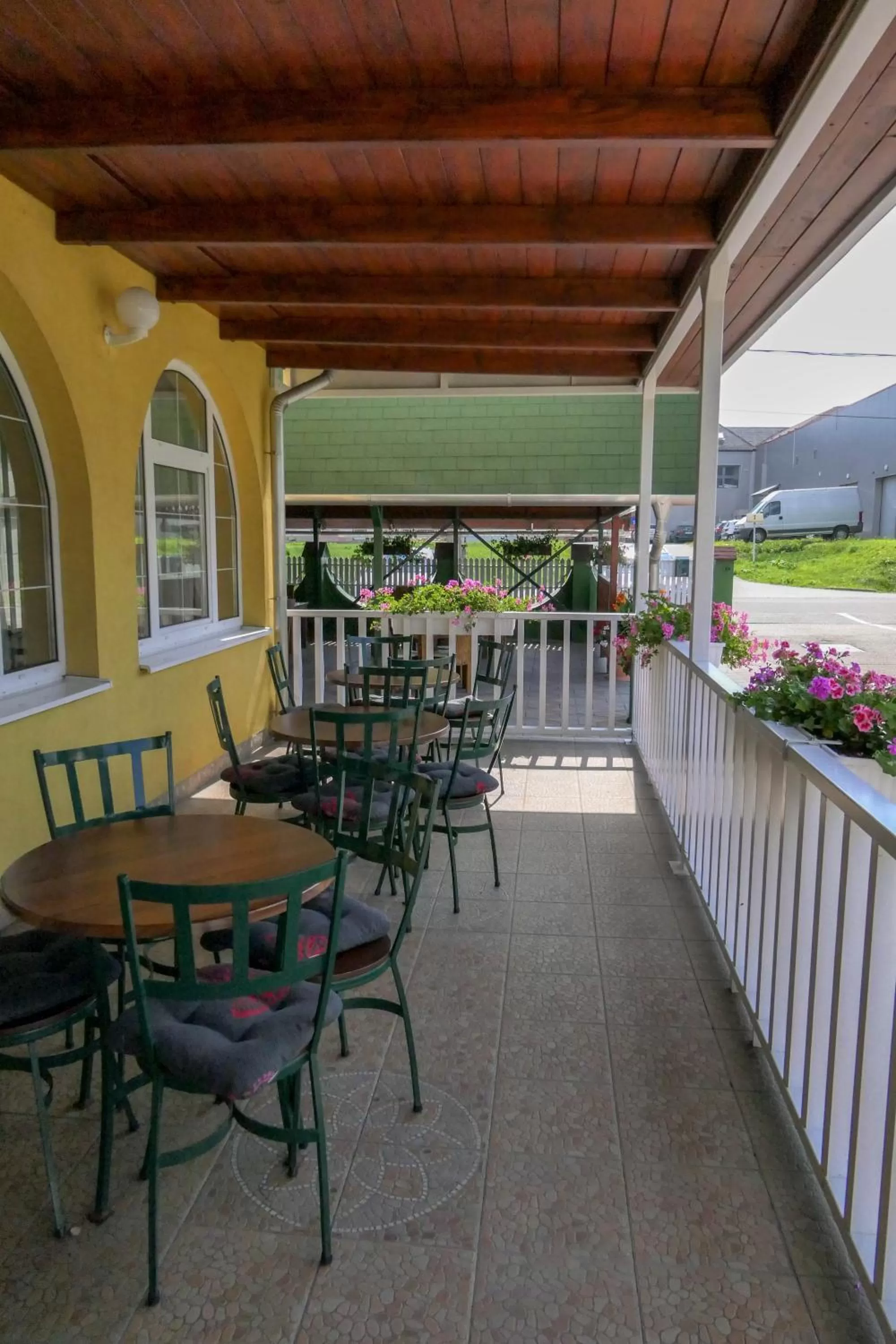 Restaurant/places to eat in HBH Bajor Sörház Sólyomfészek Panzió