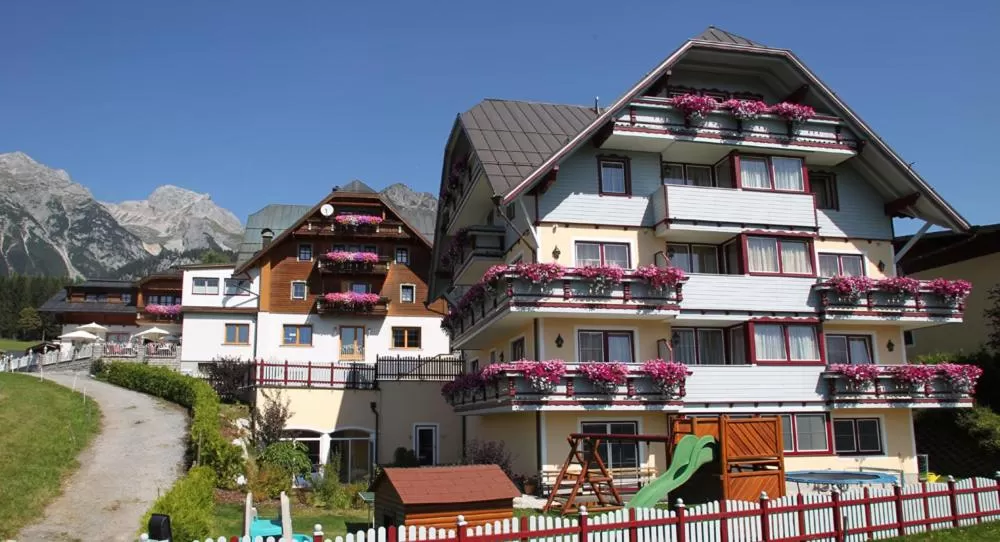 Facade/entrance in Hotel Neuwirt