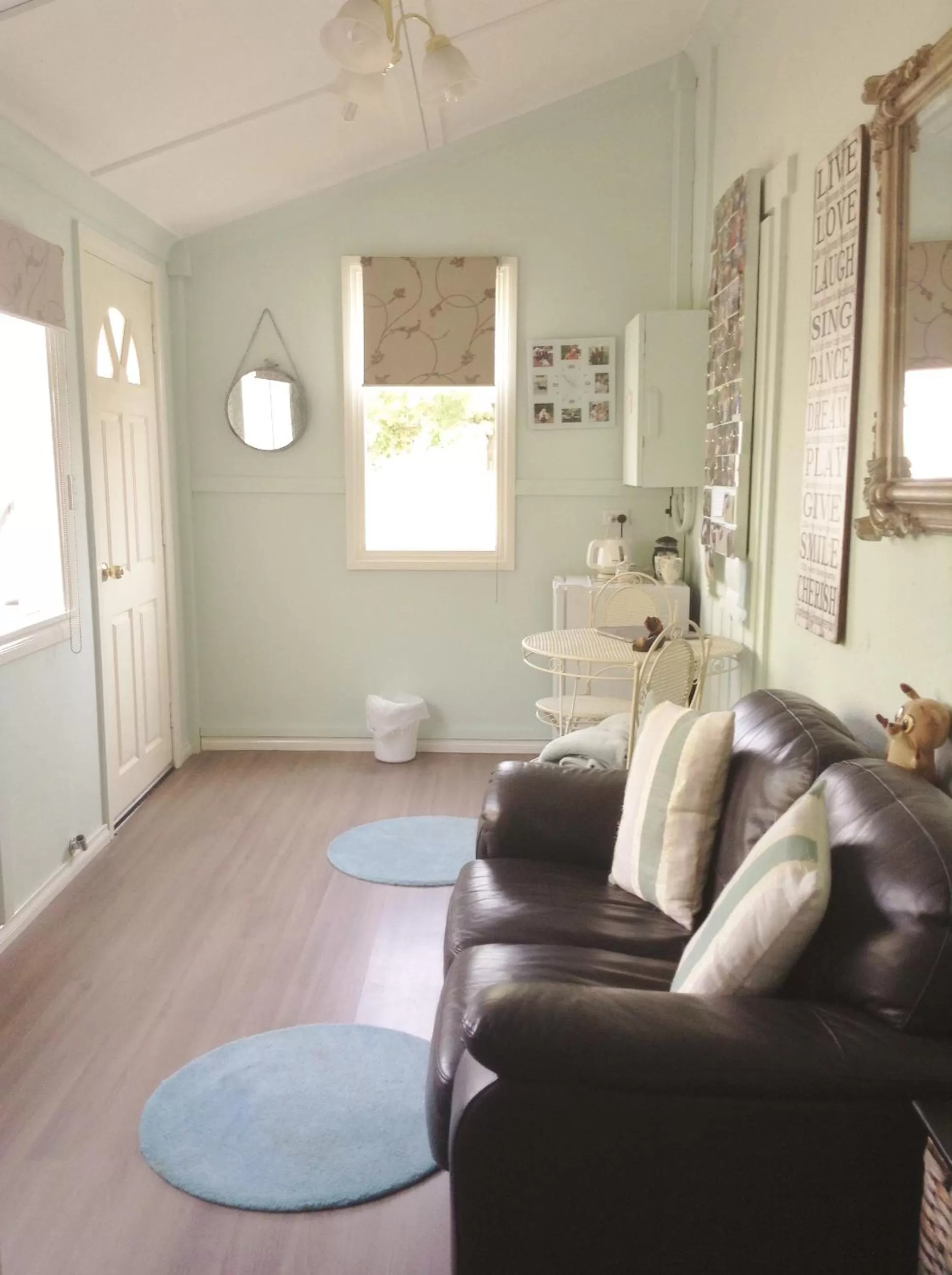 Living room in Must Love Dogs B&B & Self Contained Cottage
